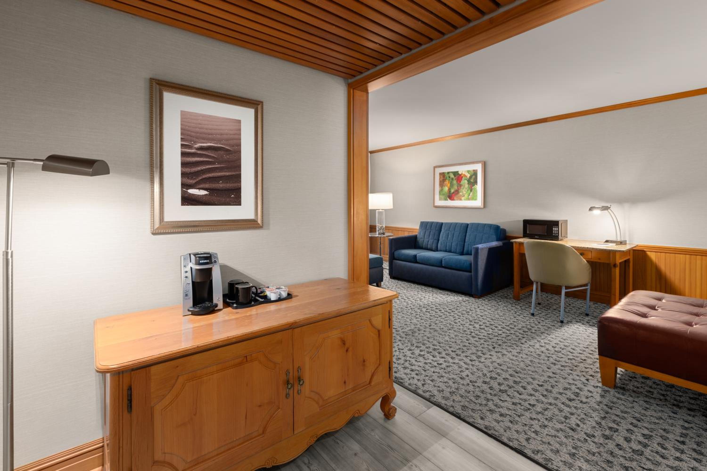 Junior King Suite with Water View - Non-Smoking - Photo 2