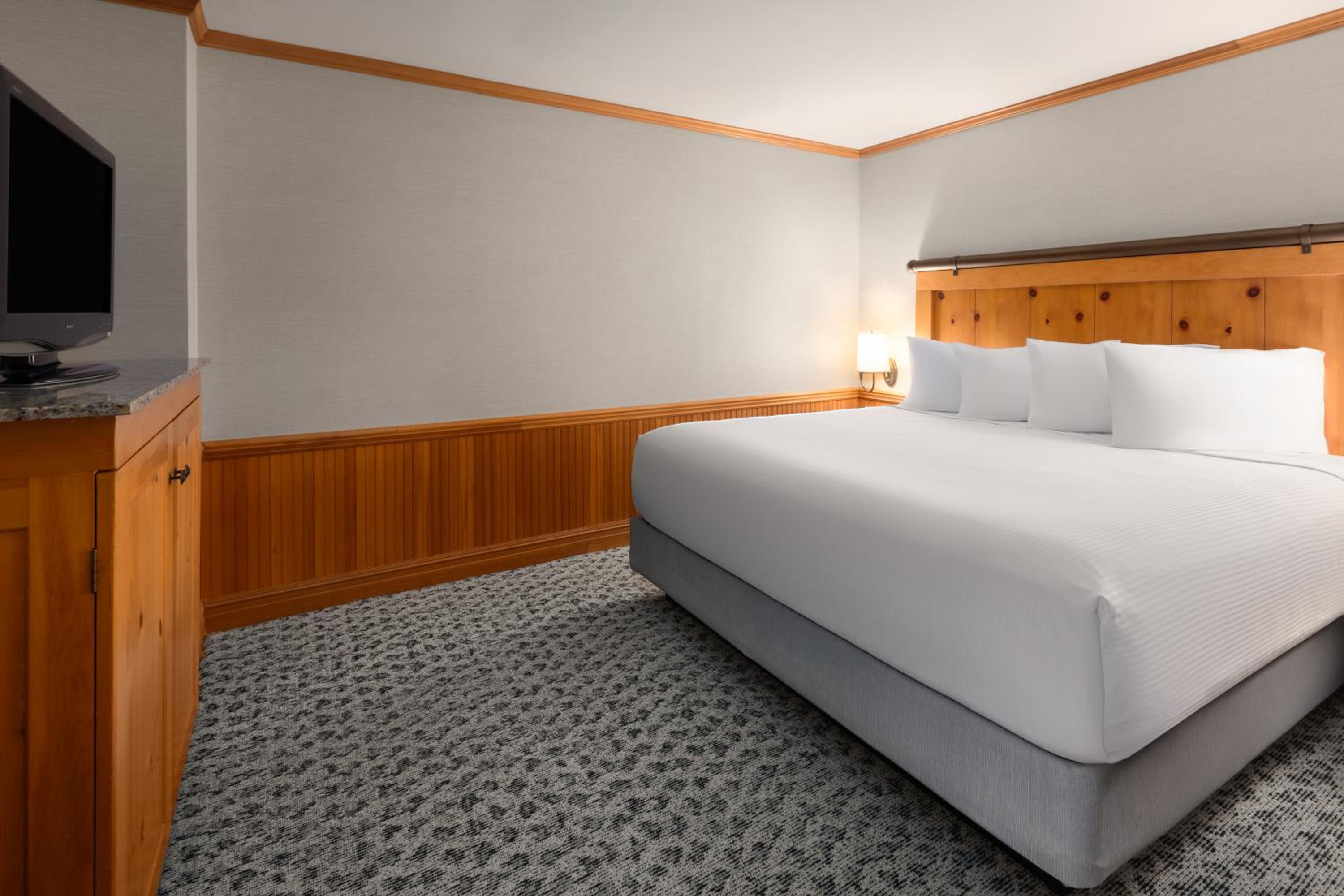 King Suite with Water View - Non-Smoking - Photo 1