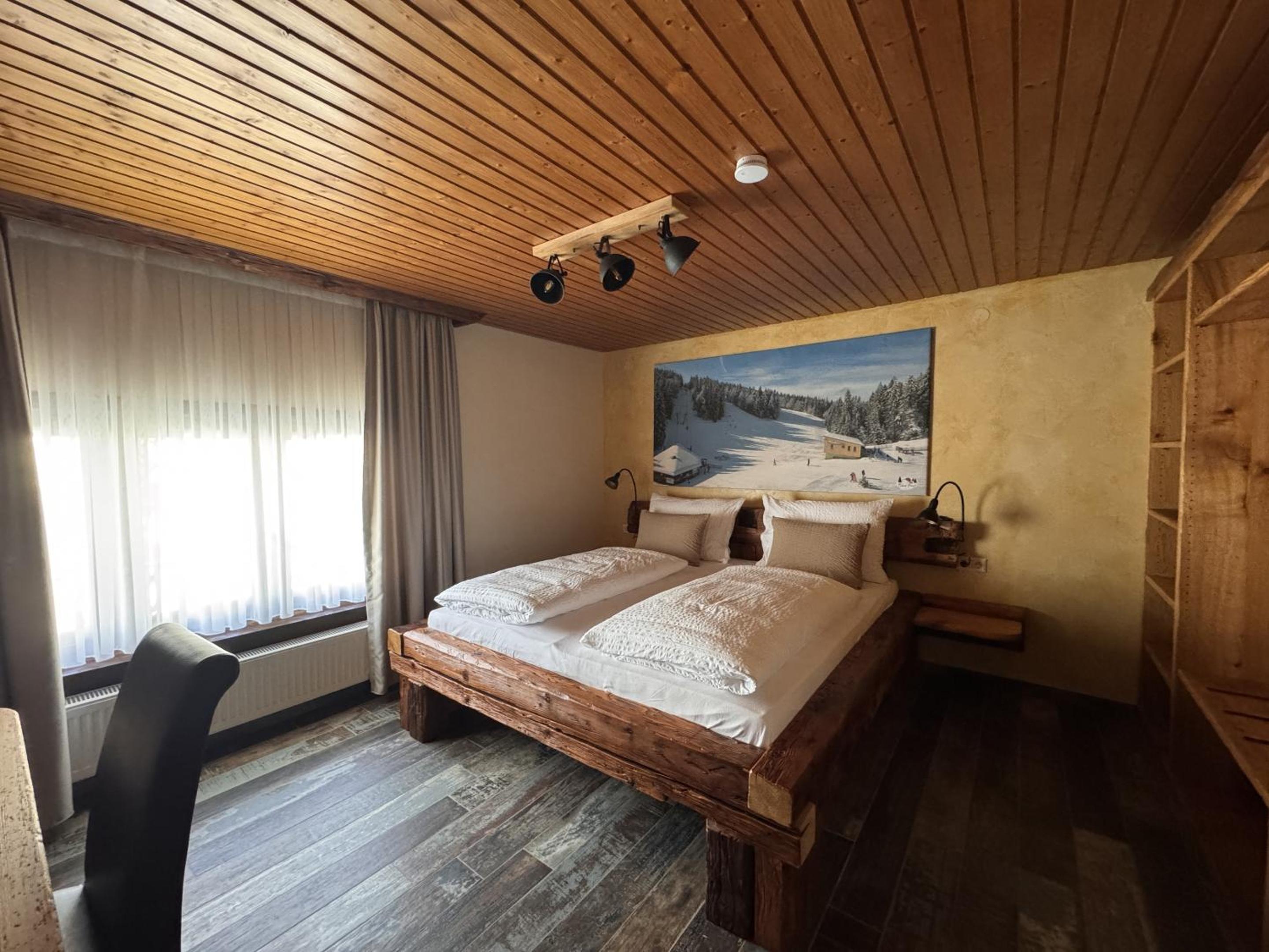 Deluxe Double Room with Shower - Photo 4
