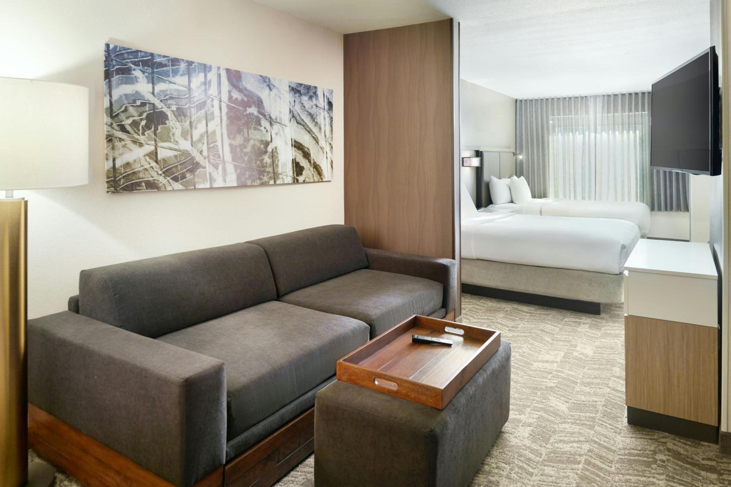 Queen Suite with Two Queen Beds and Trundle Sofa - Photo 4