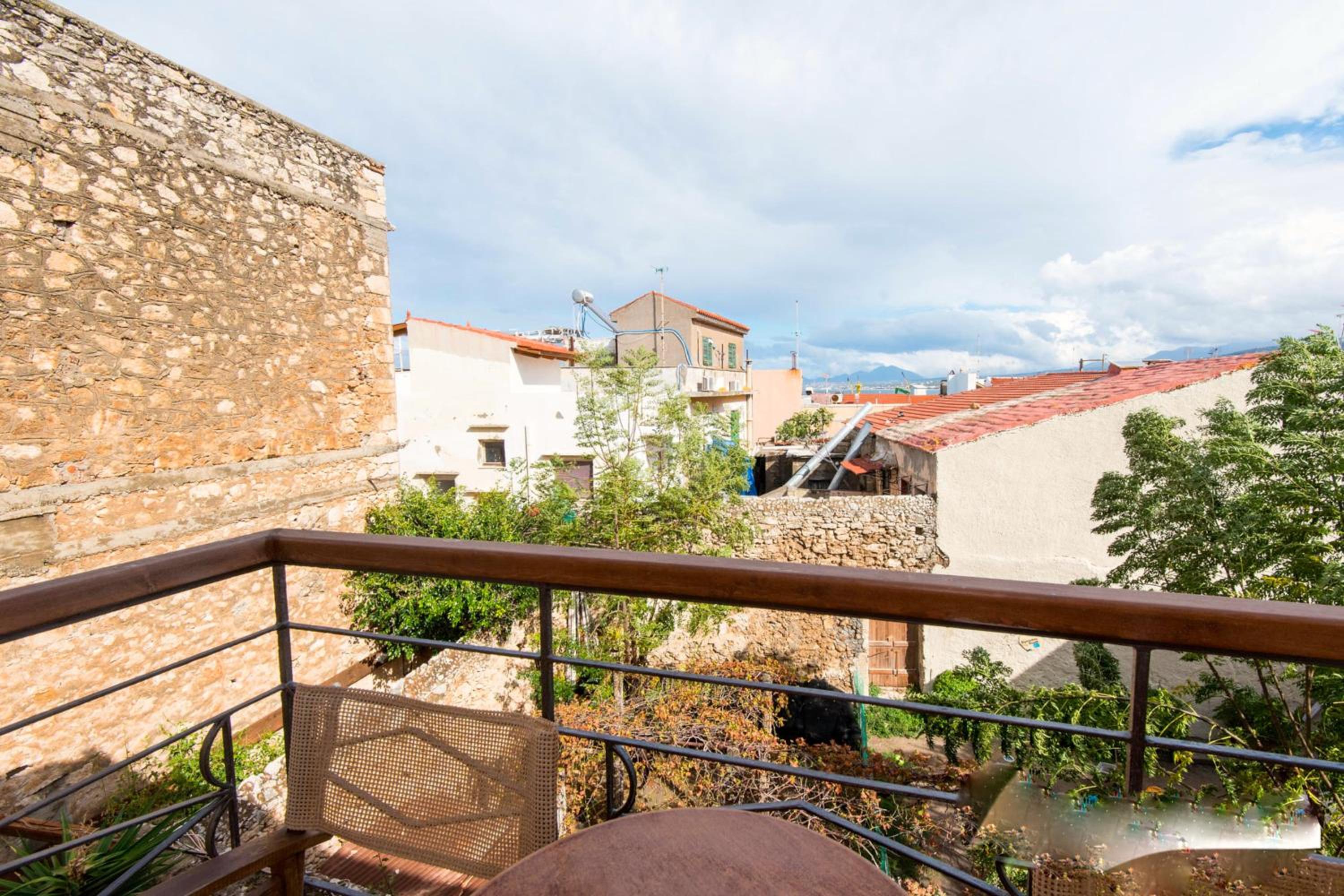 Top Floor Open-Plan Loft with Balcony photo 2