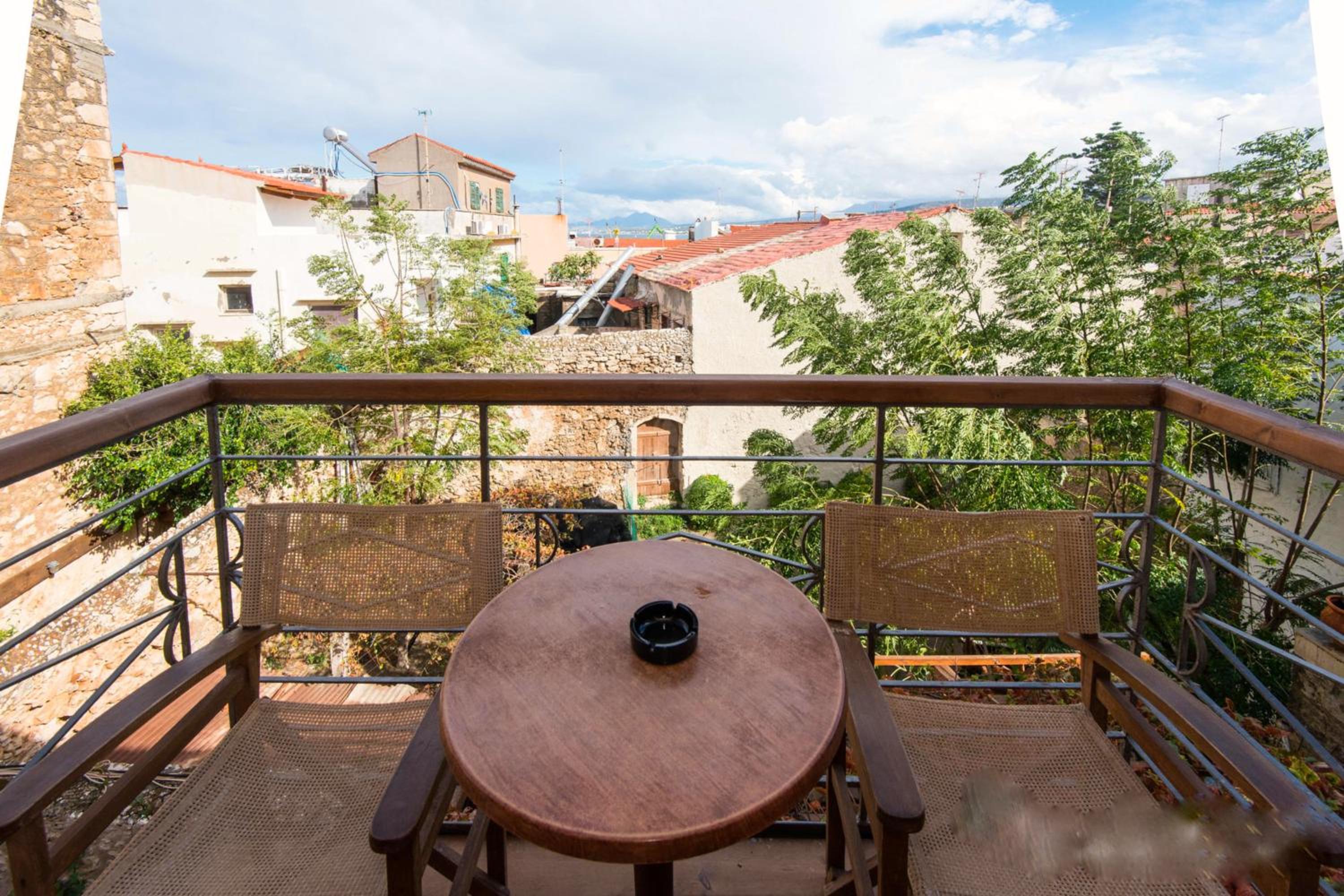 Top Floor Open-Plan Loft with Balcony photo 3