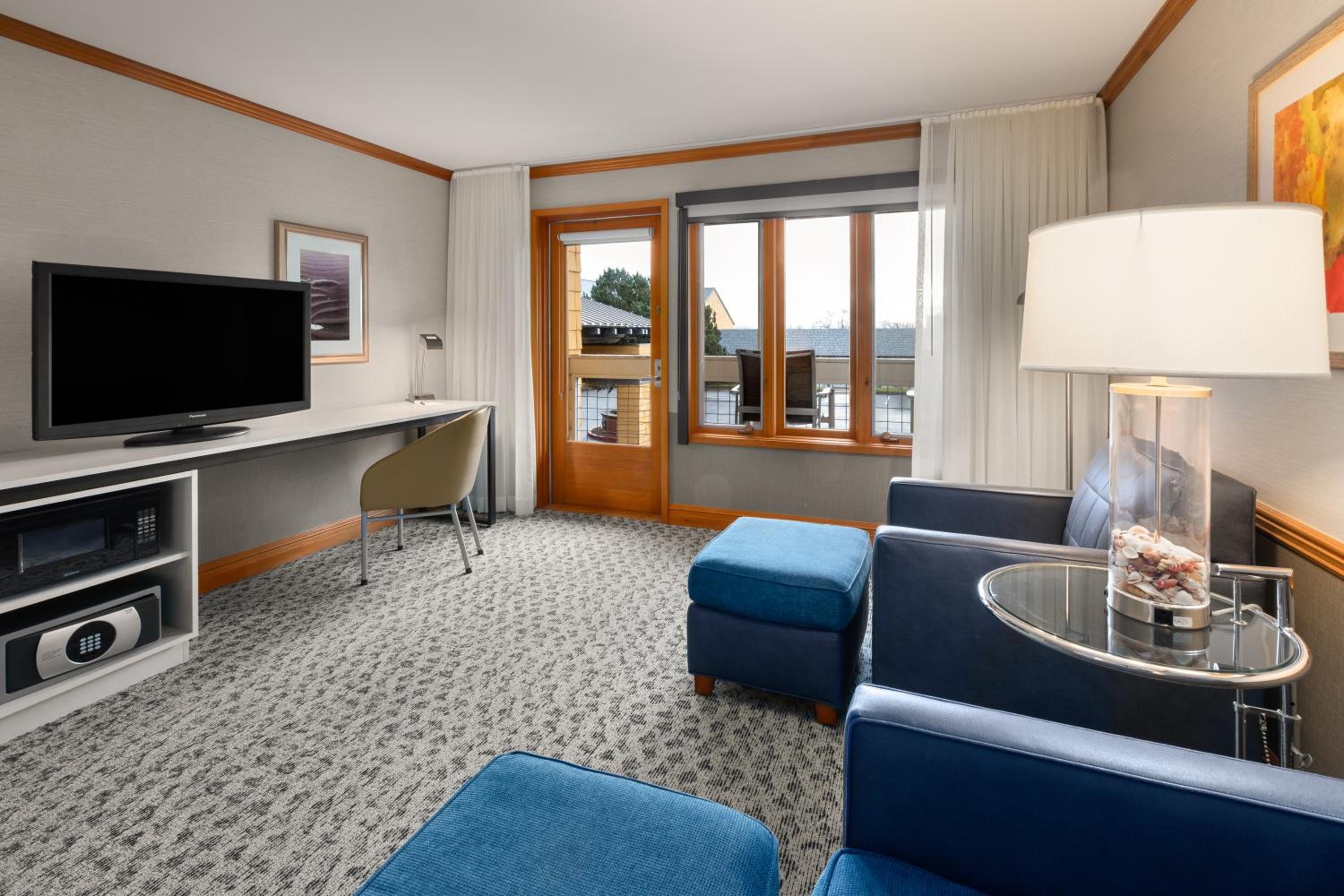 Premier King Room with Balcony - Non-Smoking - Photo 3