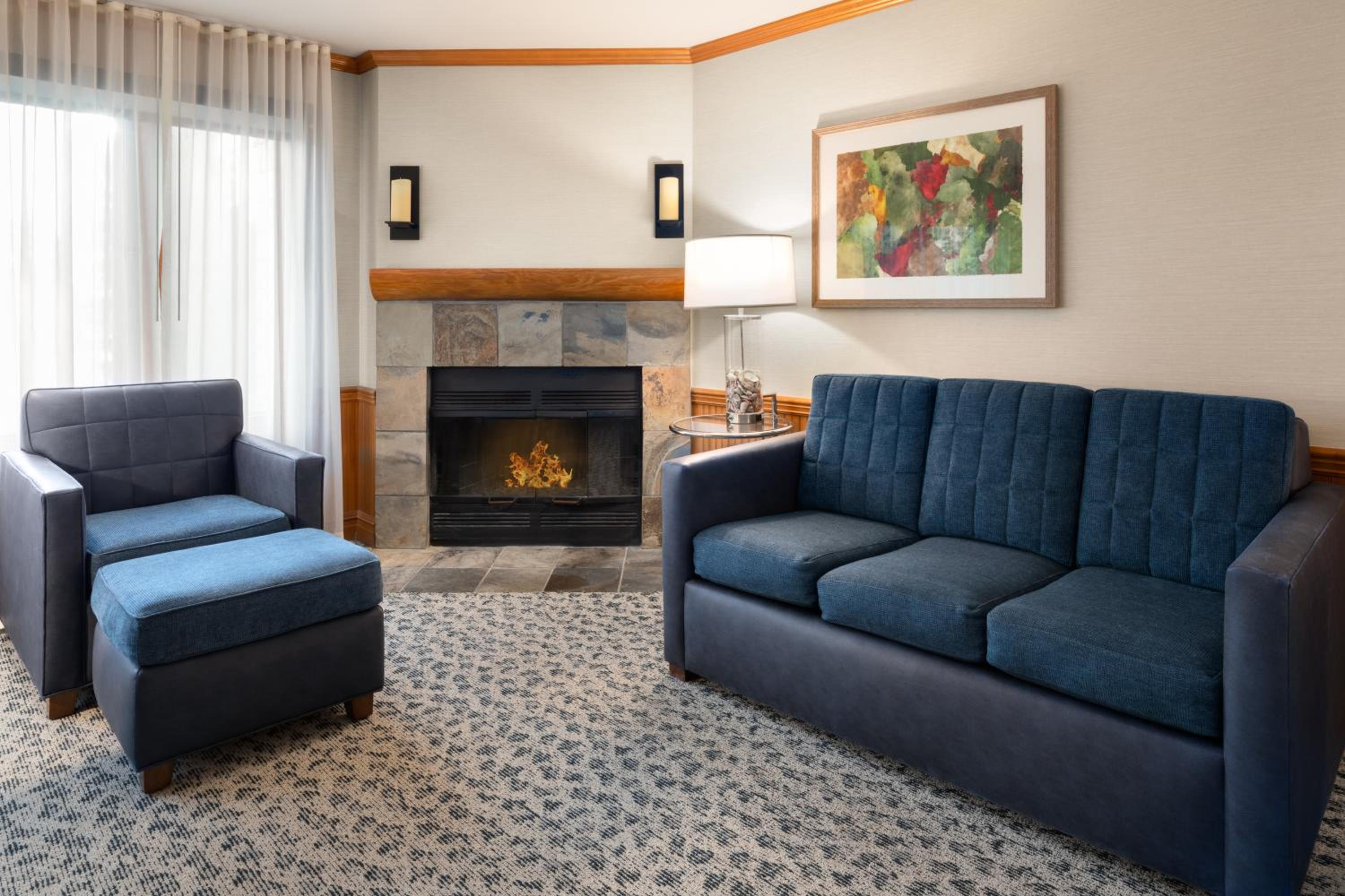 Premier King Room with Fireplace - Non-Smoking - Photo 3