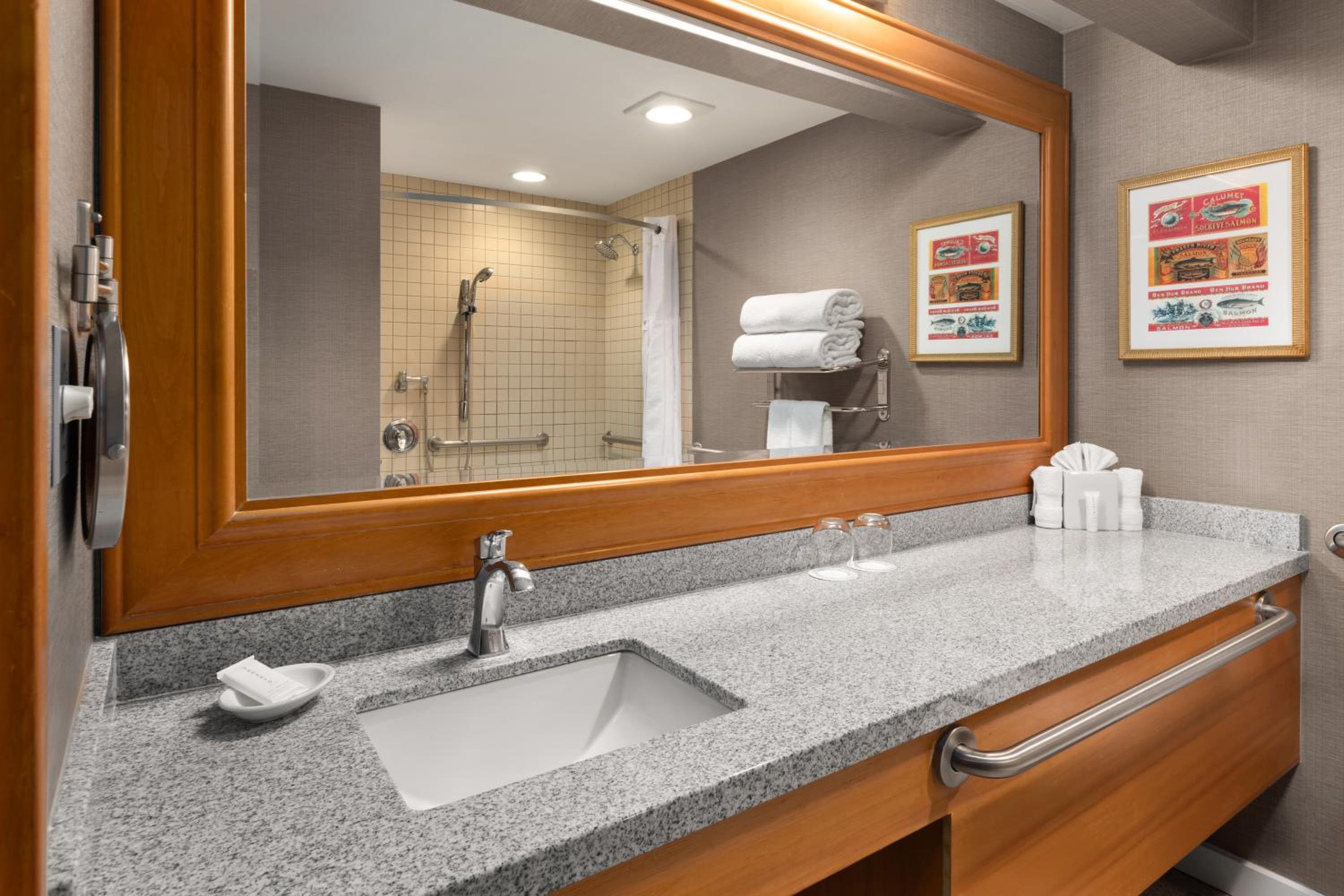 Queen Room with Two Queen Beds and Water View - Non-Smoking - Photo 3