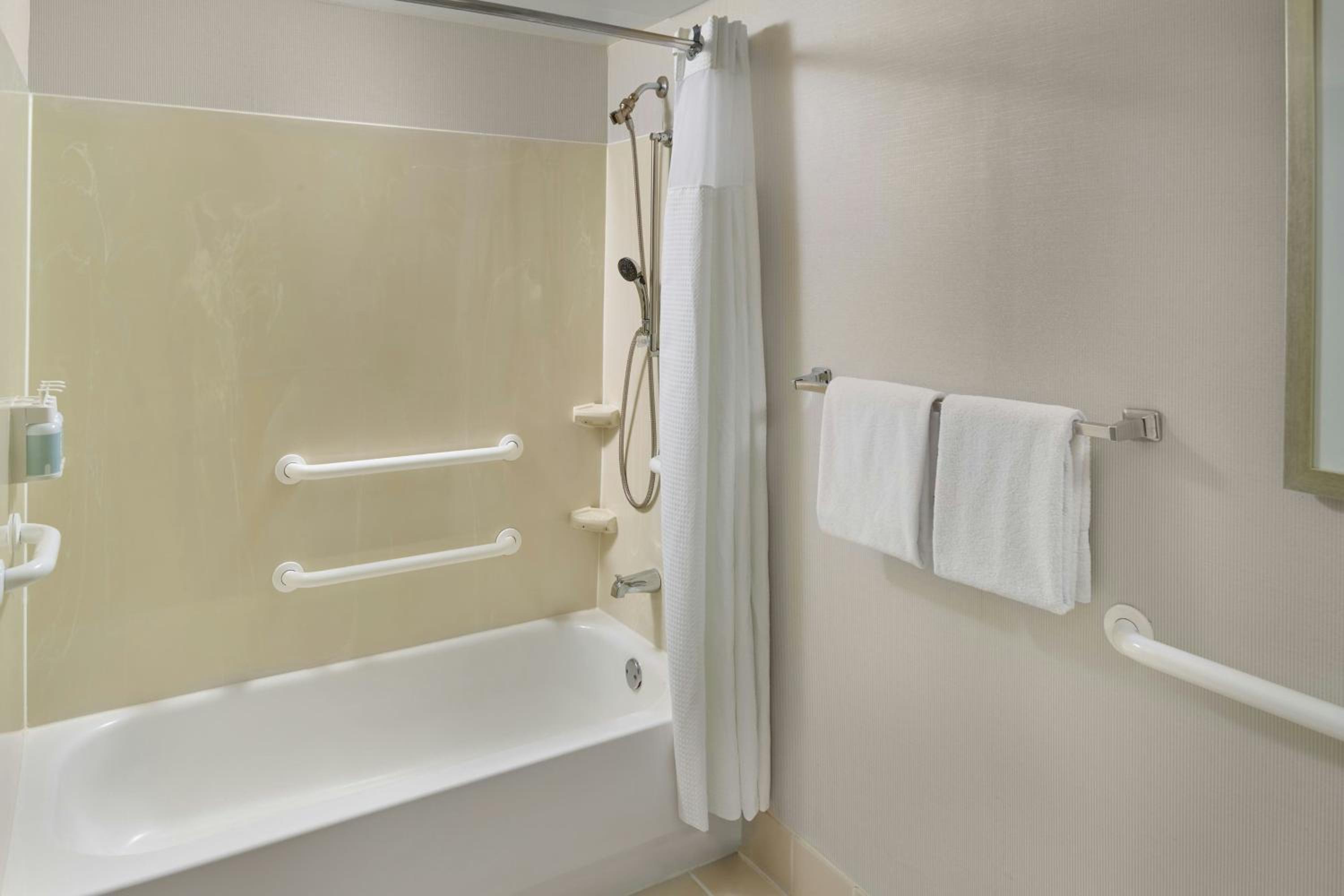 Queen Room with Two Queen Beds and Roll-In Shower - Mobility Accessible