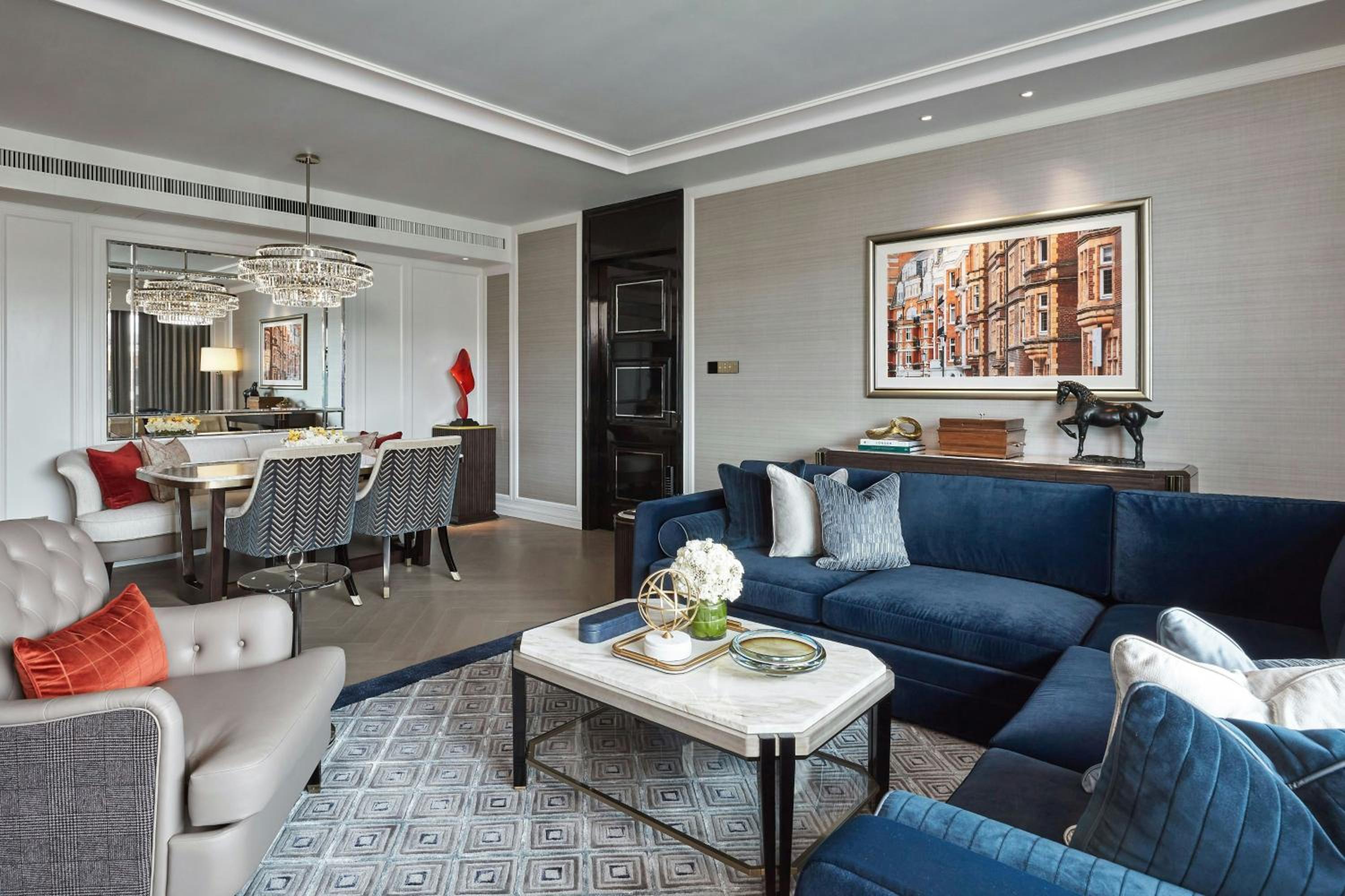 One-Bedroom Catherine Suite with Two Double Beds and City View