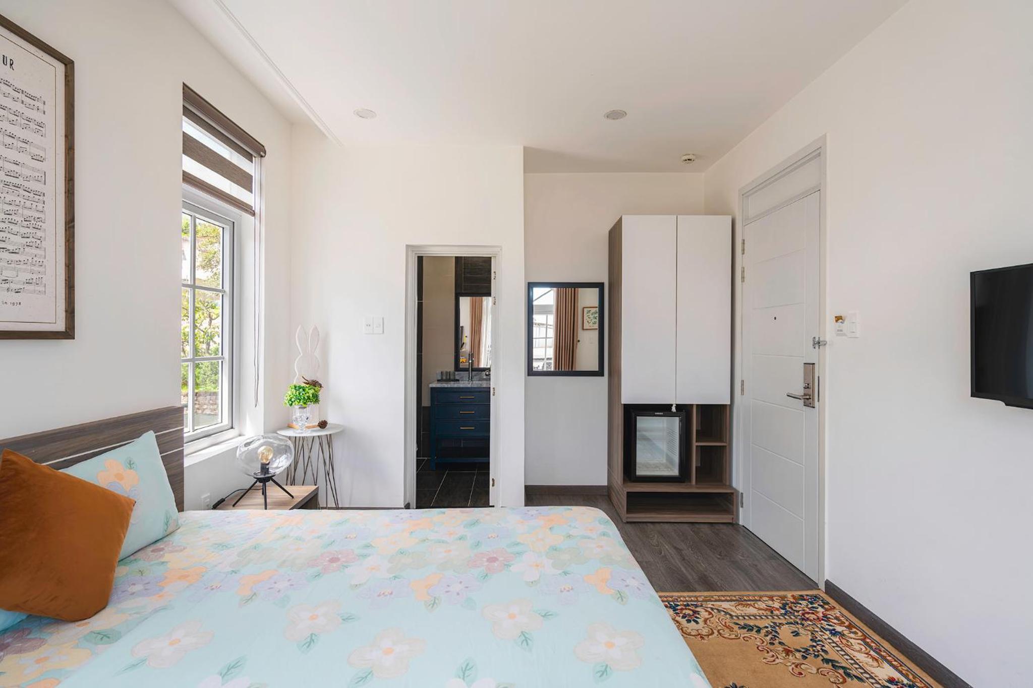 King Room with Balcony - Photo 2