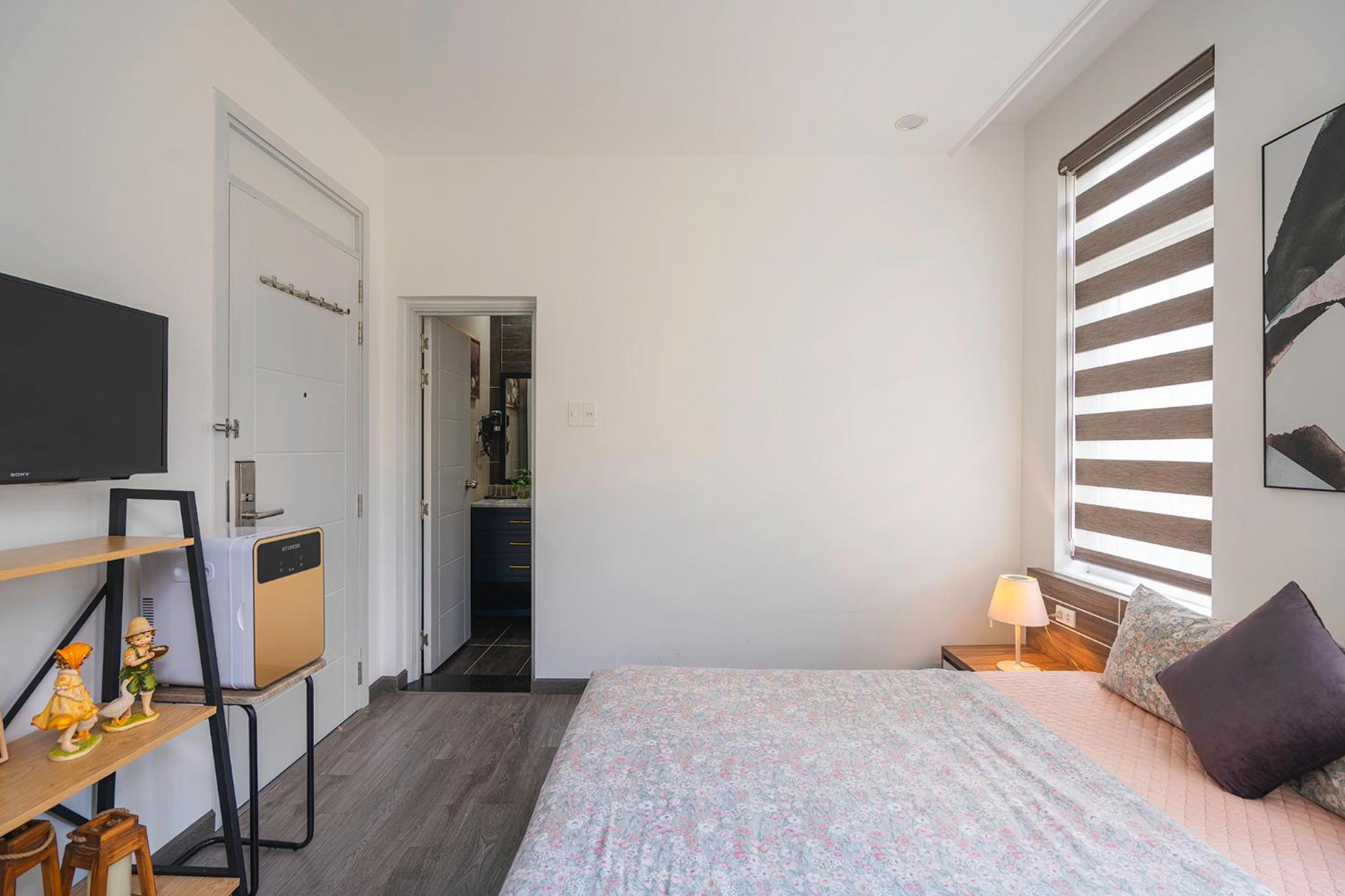 King Room with Balcony - Photo 4