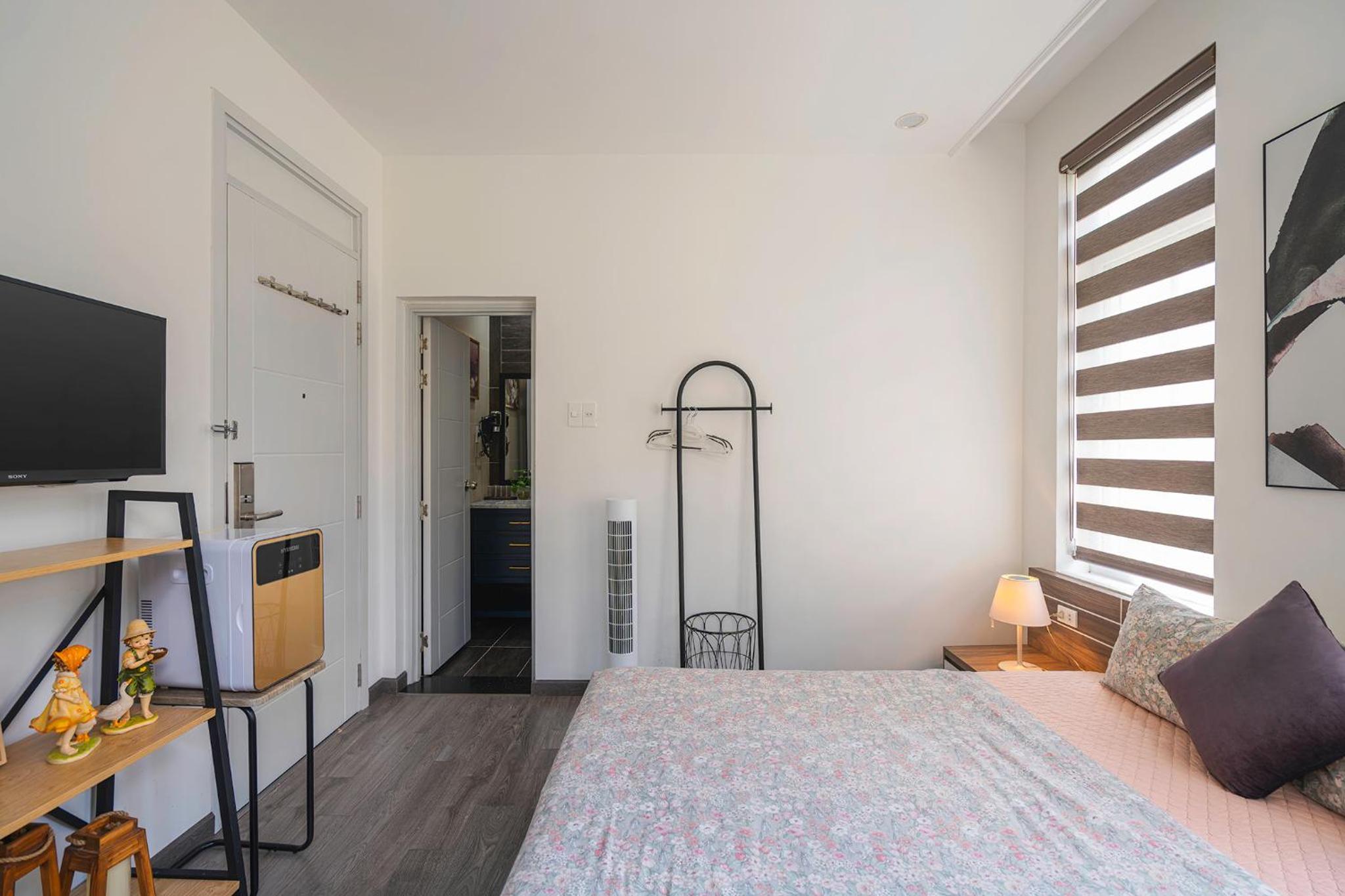 King Room with Balcony - Photo 6