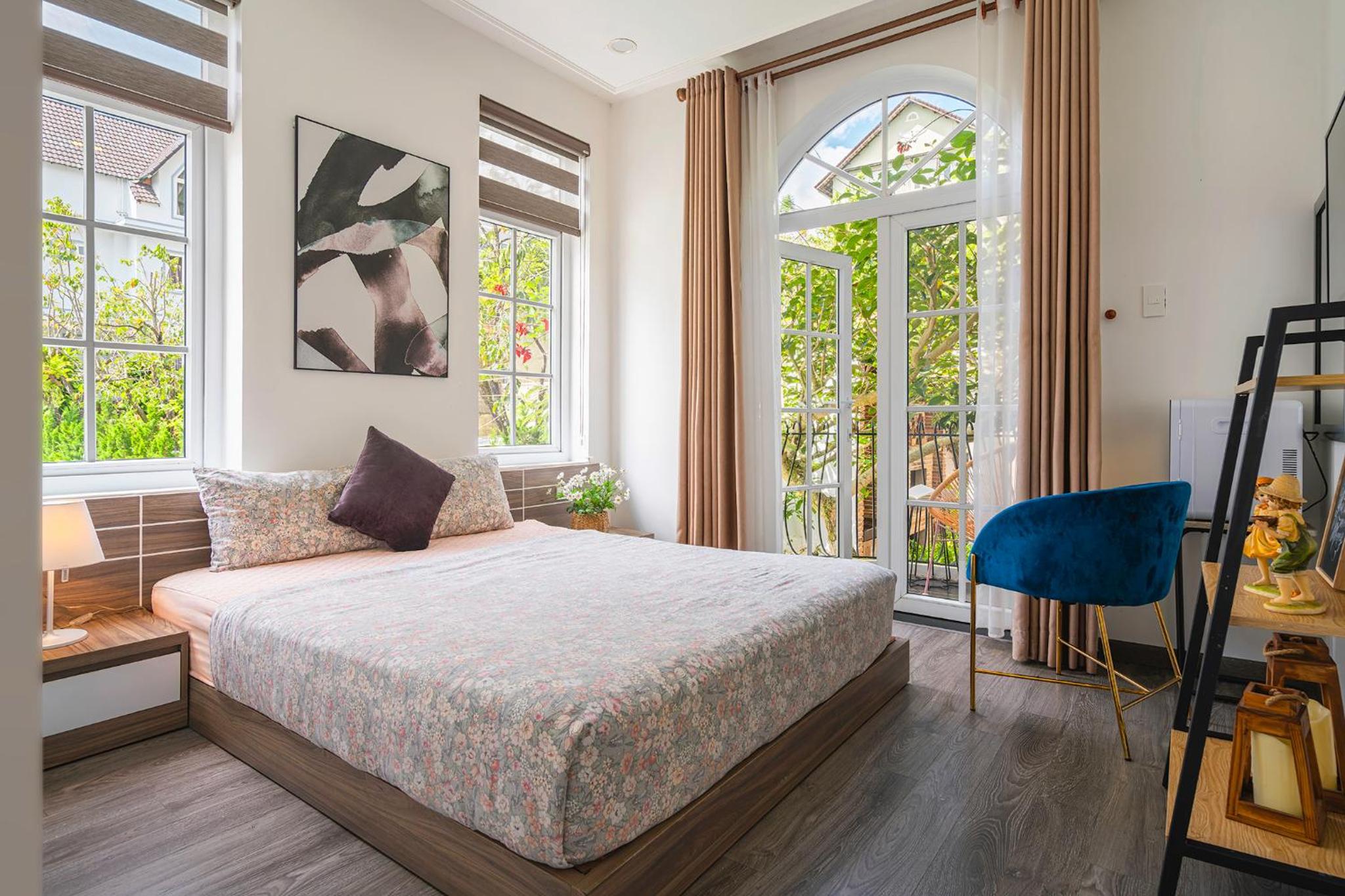 King Room with Balcony - Photo 7