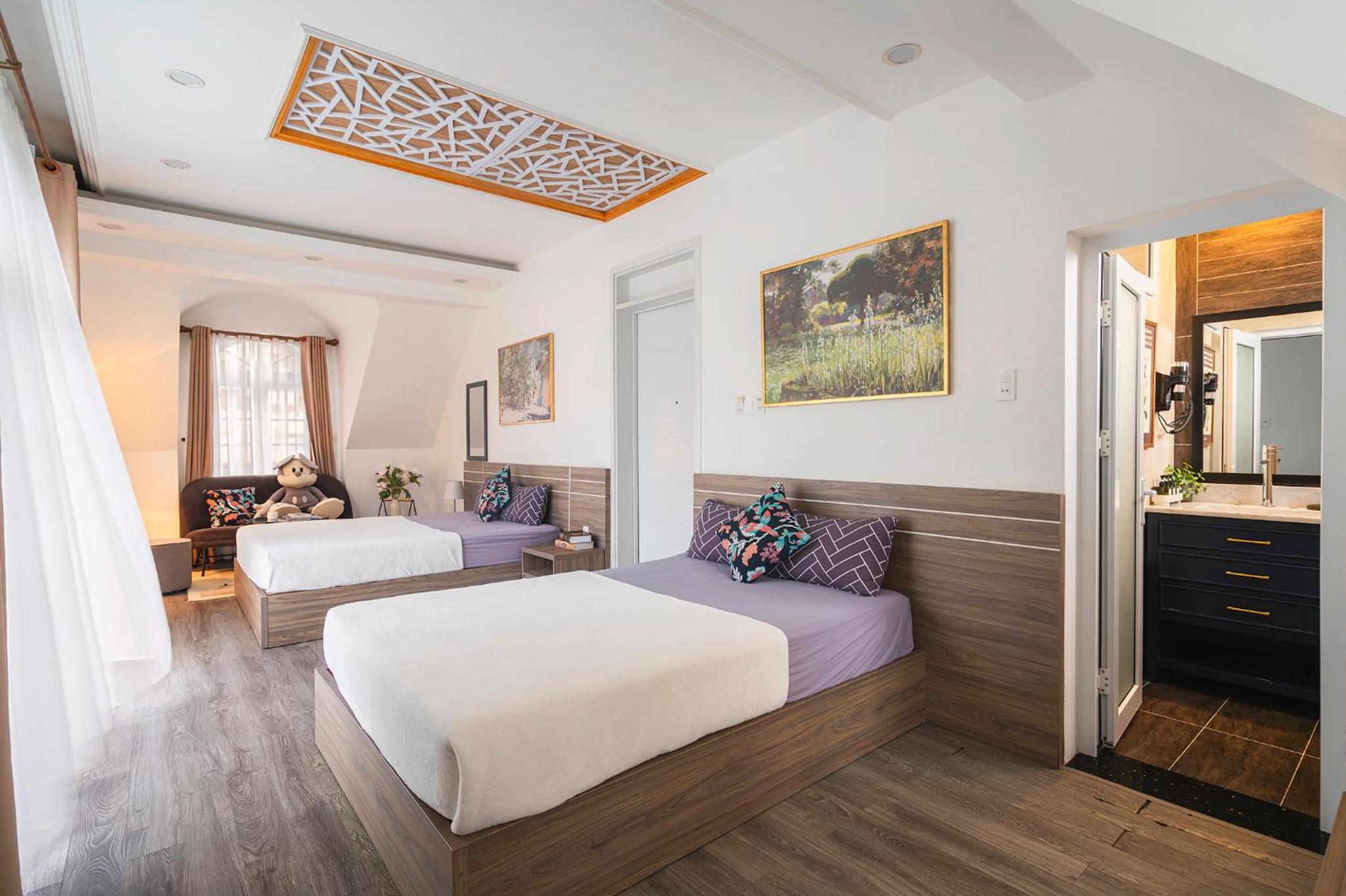 Quadruple Room with Balcony - Photo 9