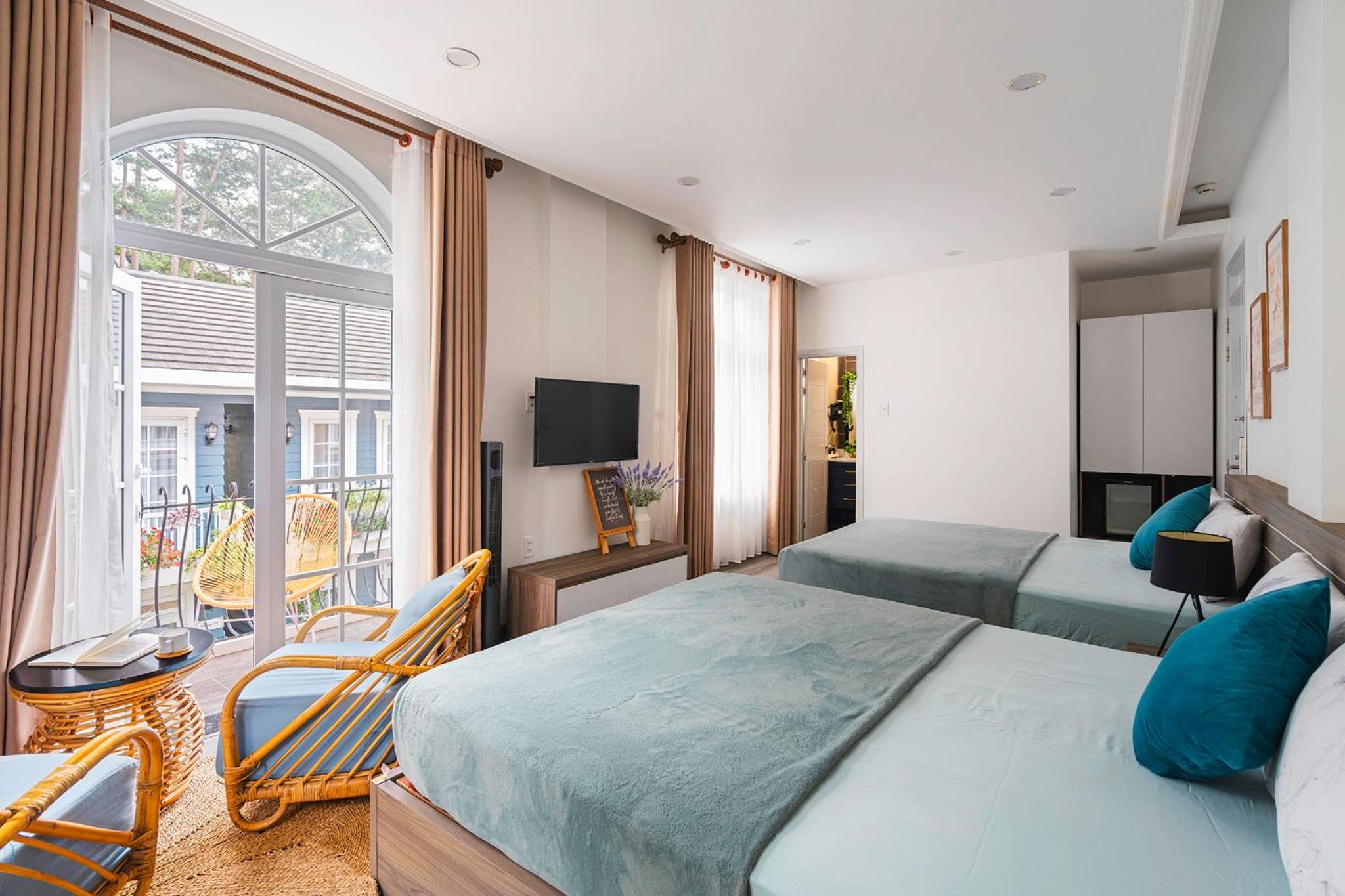 Quadruple Room with Balcony - Photo 11