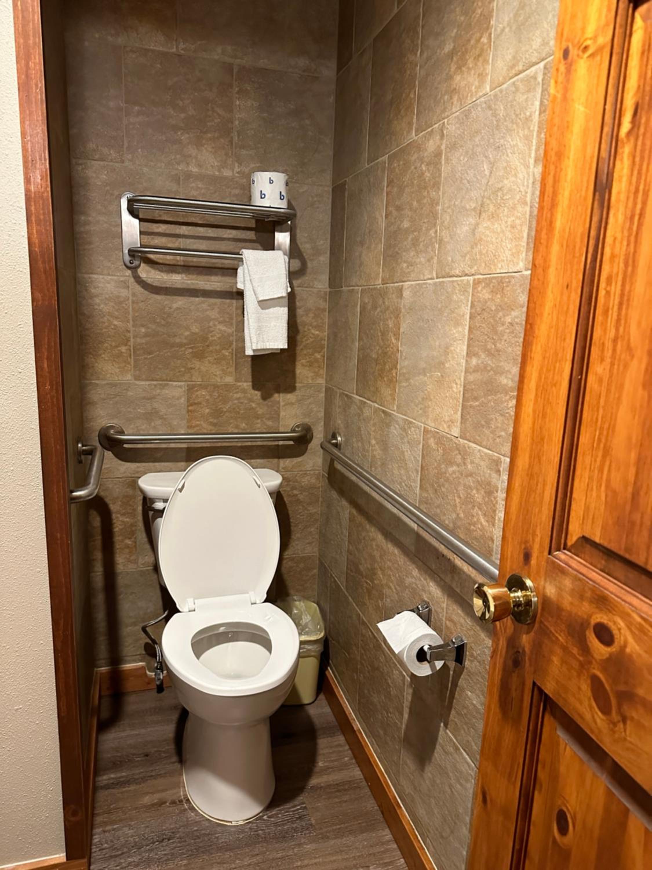 Deluxe Double Room (2 Adults + 1 Child) - Photo 2