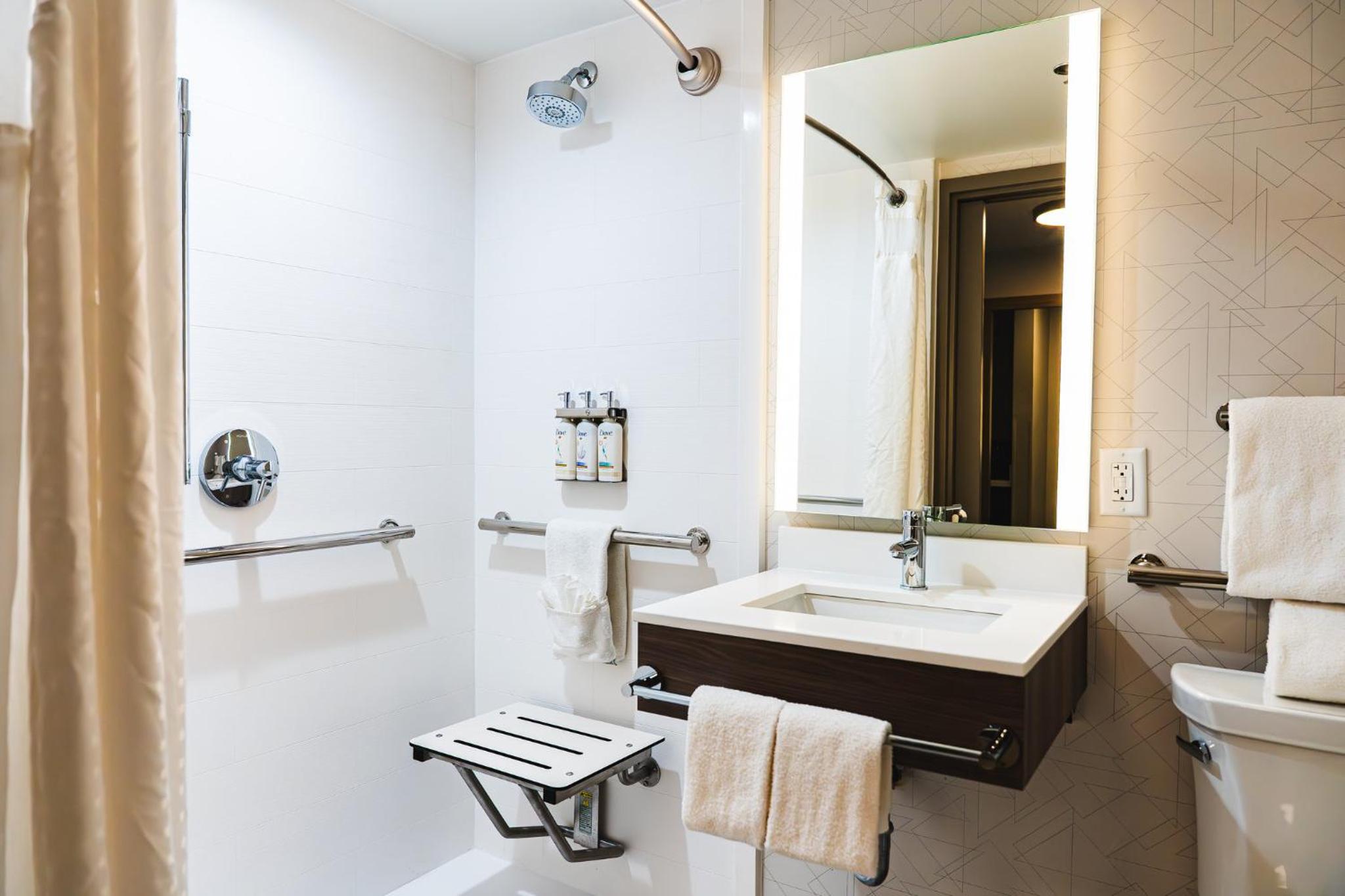 King Room - Mobility Access/Hearing Accessible - Photo 2