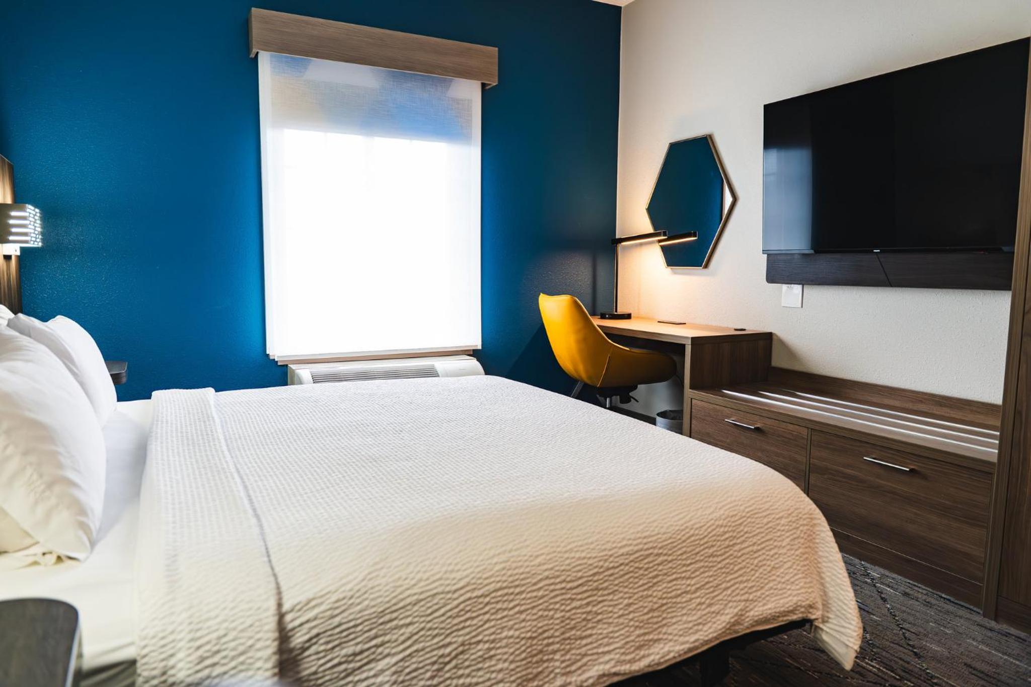 King Room - Mobility Access/Hearing Accessible - Photo 3