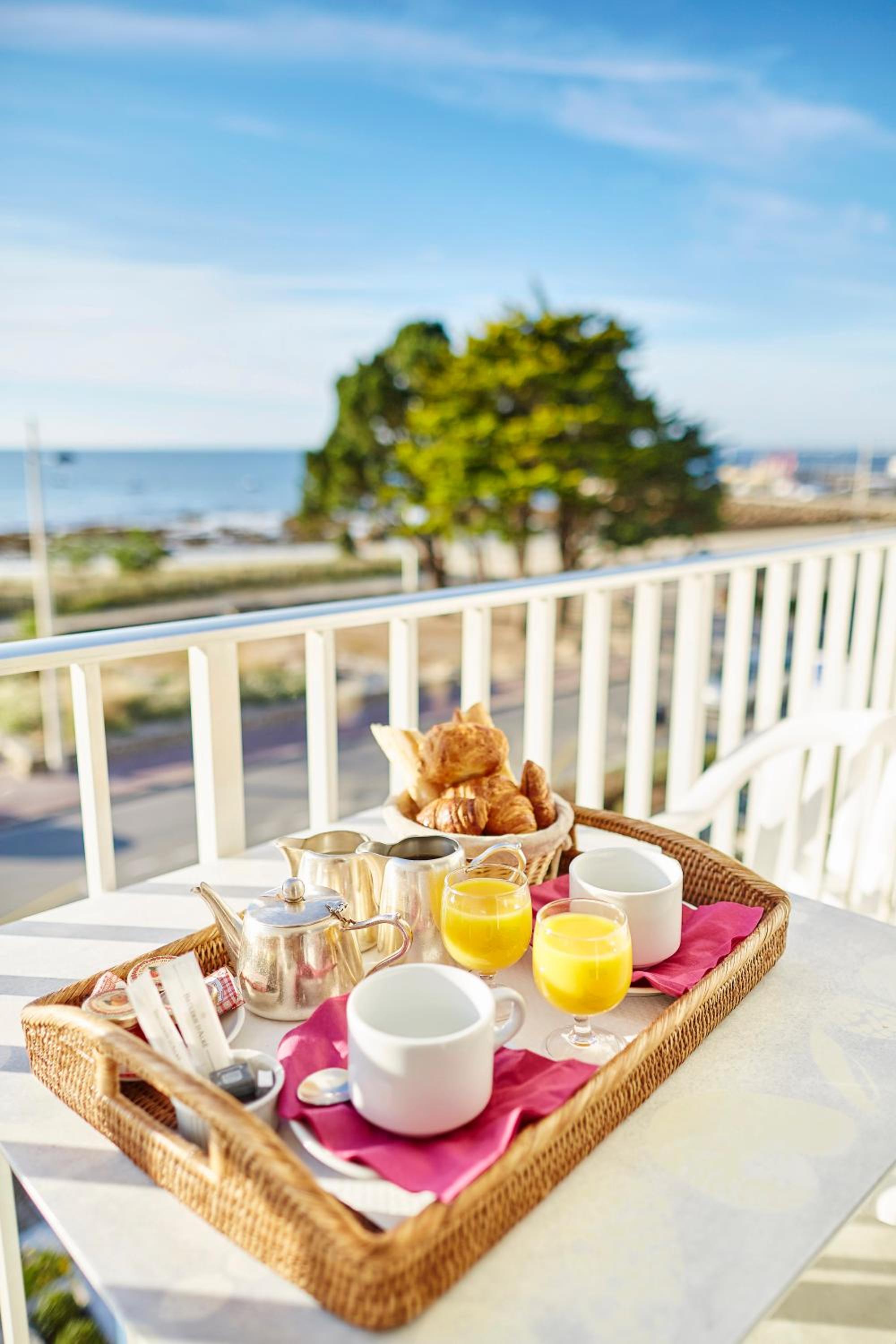 Double Room with Balcony and Sea View - Photo 2