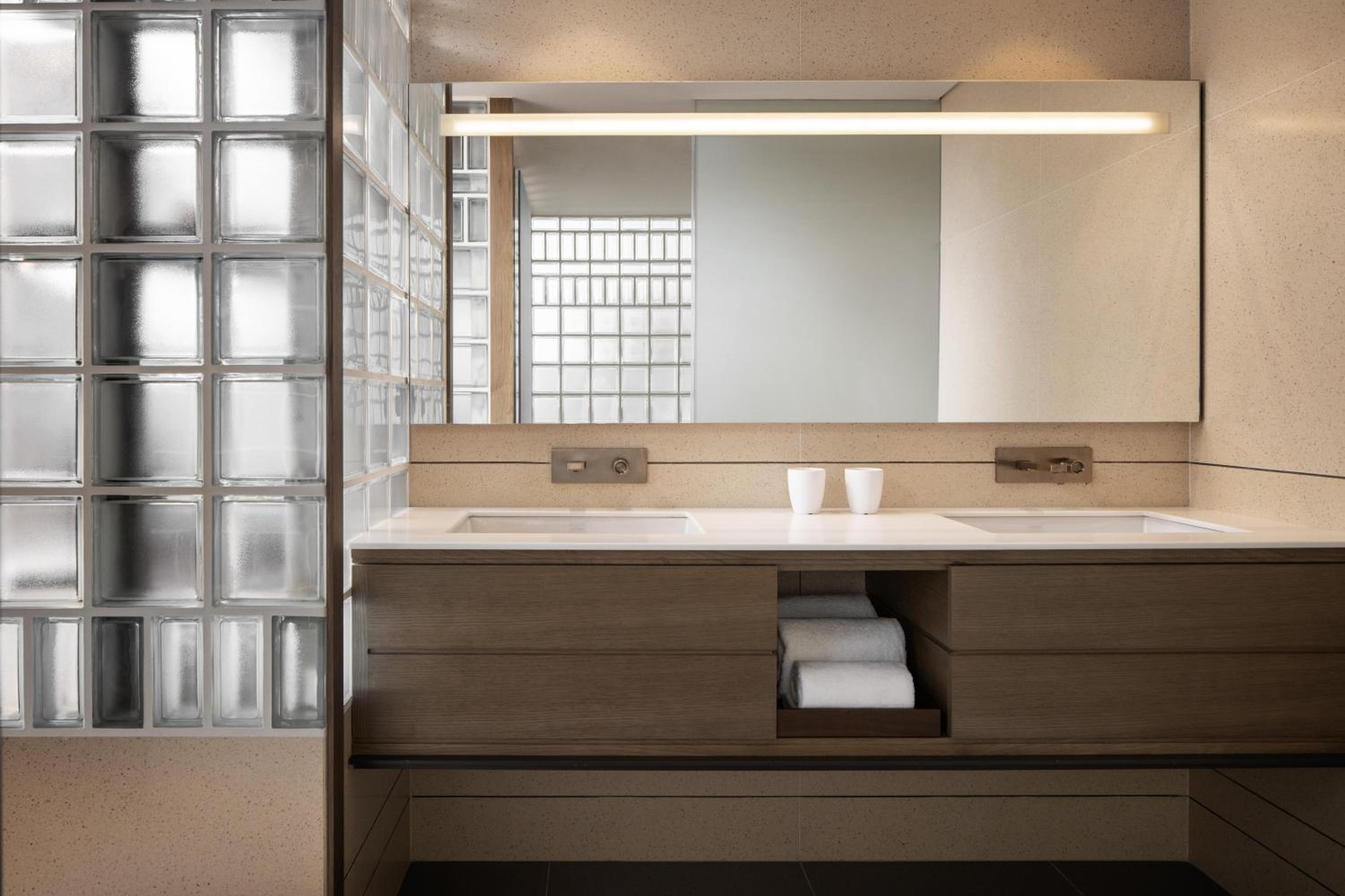Suite with City View - Photo 2