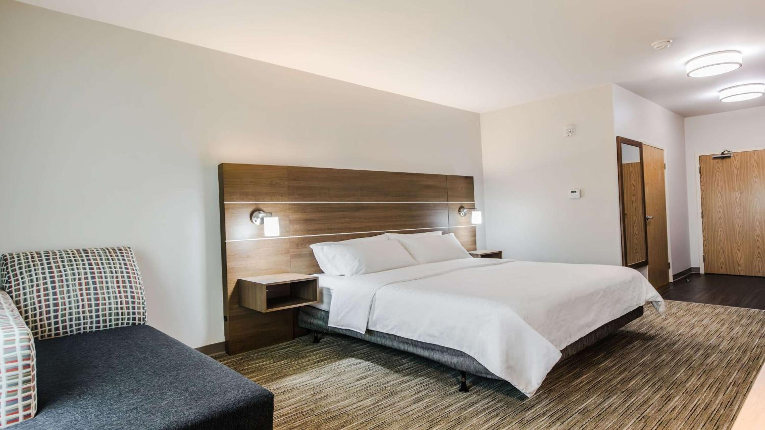 King Room - Mobility Access/Hearing Accessible - Photo 2