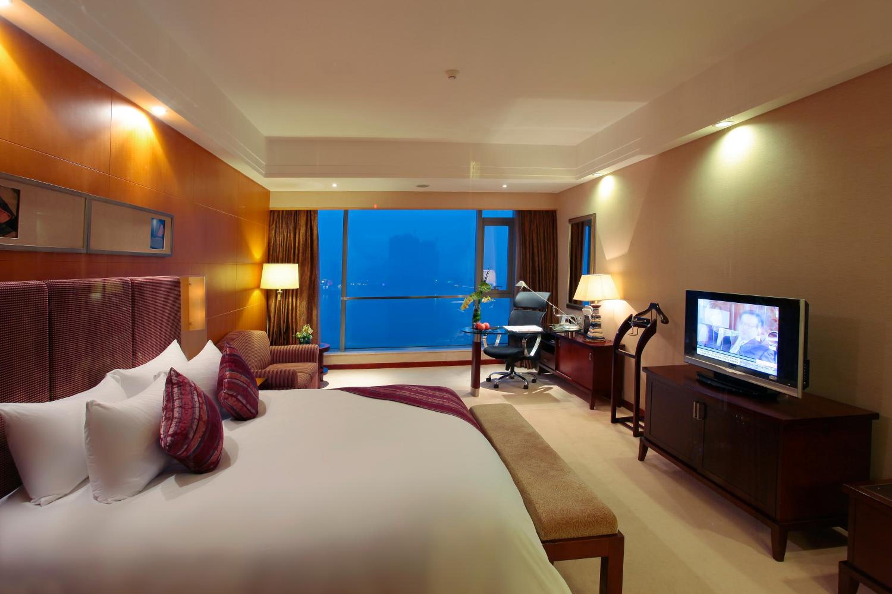 Deluxe Queen Room with River View photo 2