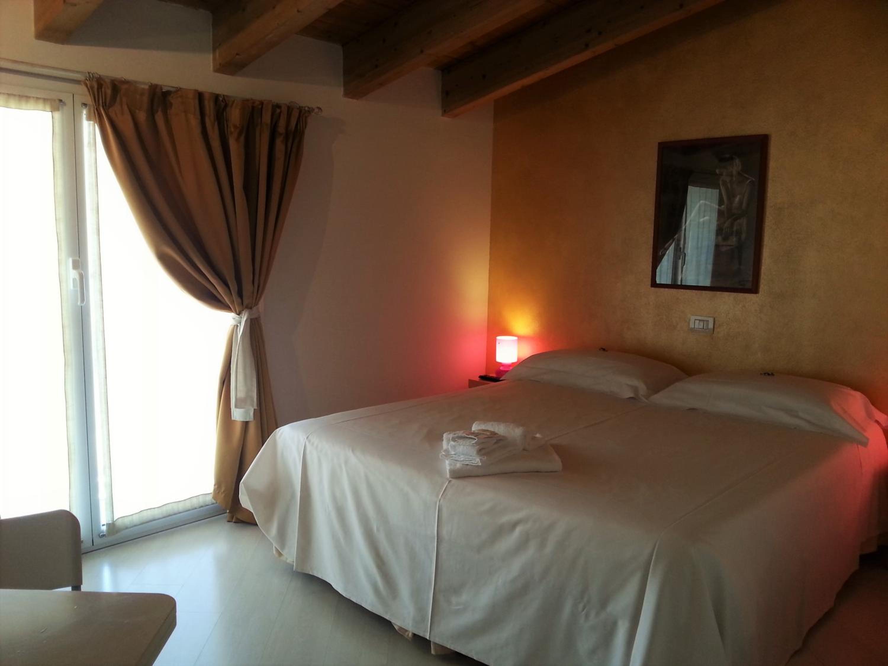Superior Double or Twin Room thumbnail 6
