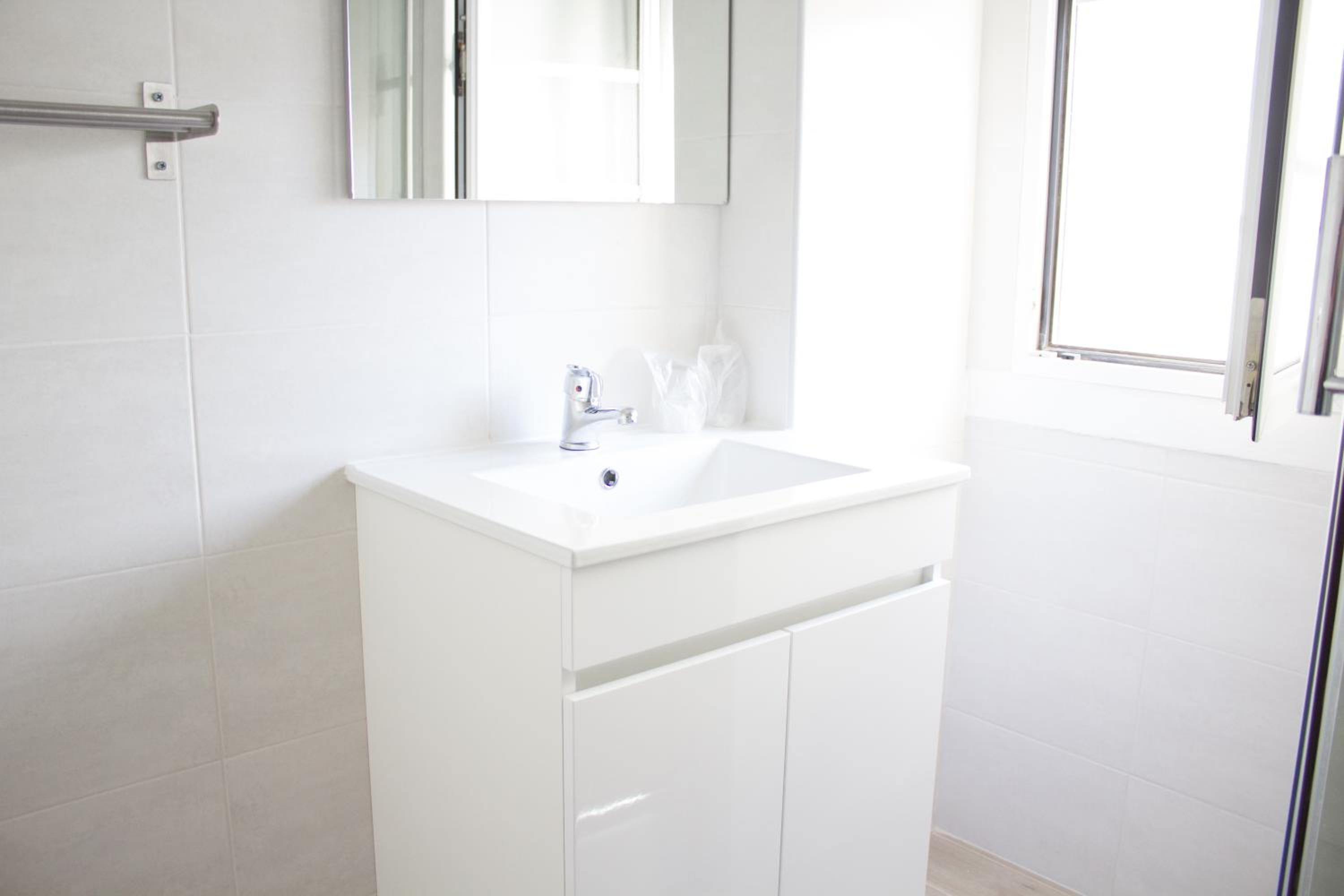 Twin Room with Private Bathroom - Photo 2