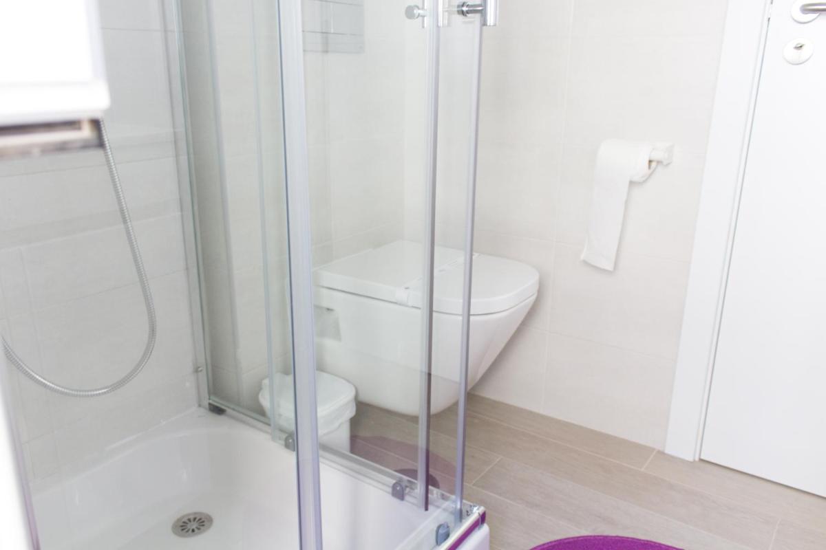 Twin Room with Private Bathroom - Photo 4