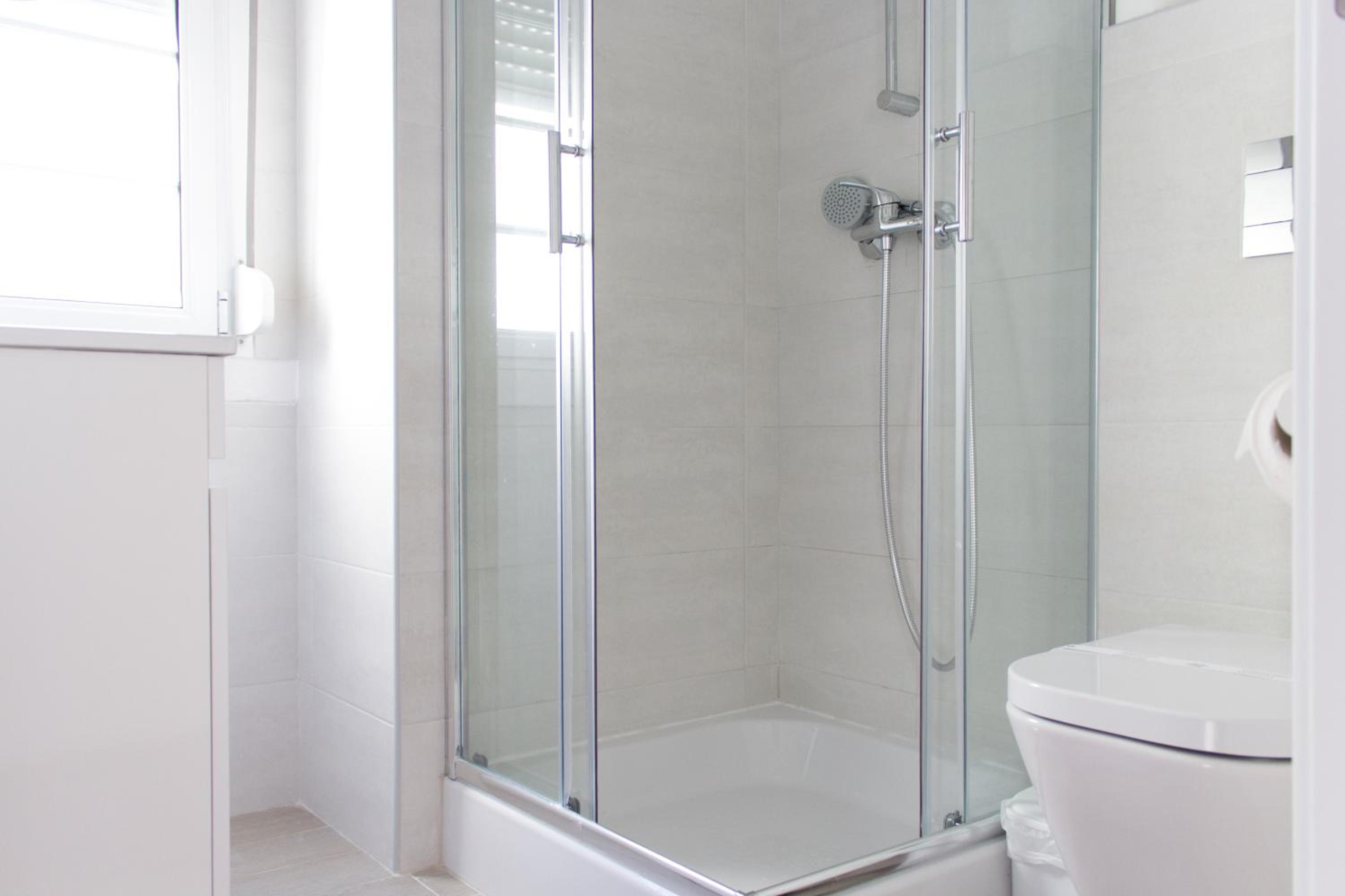 Twin Room with Private Bathroom - Photo 3