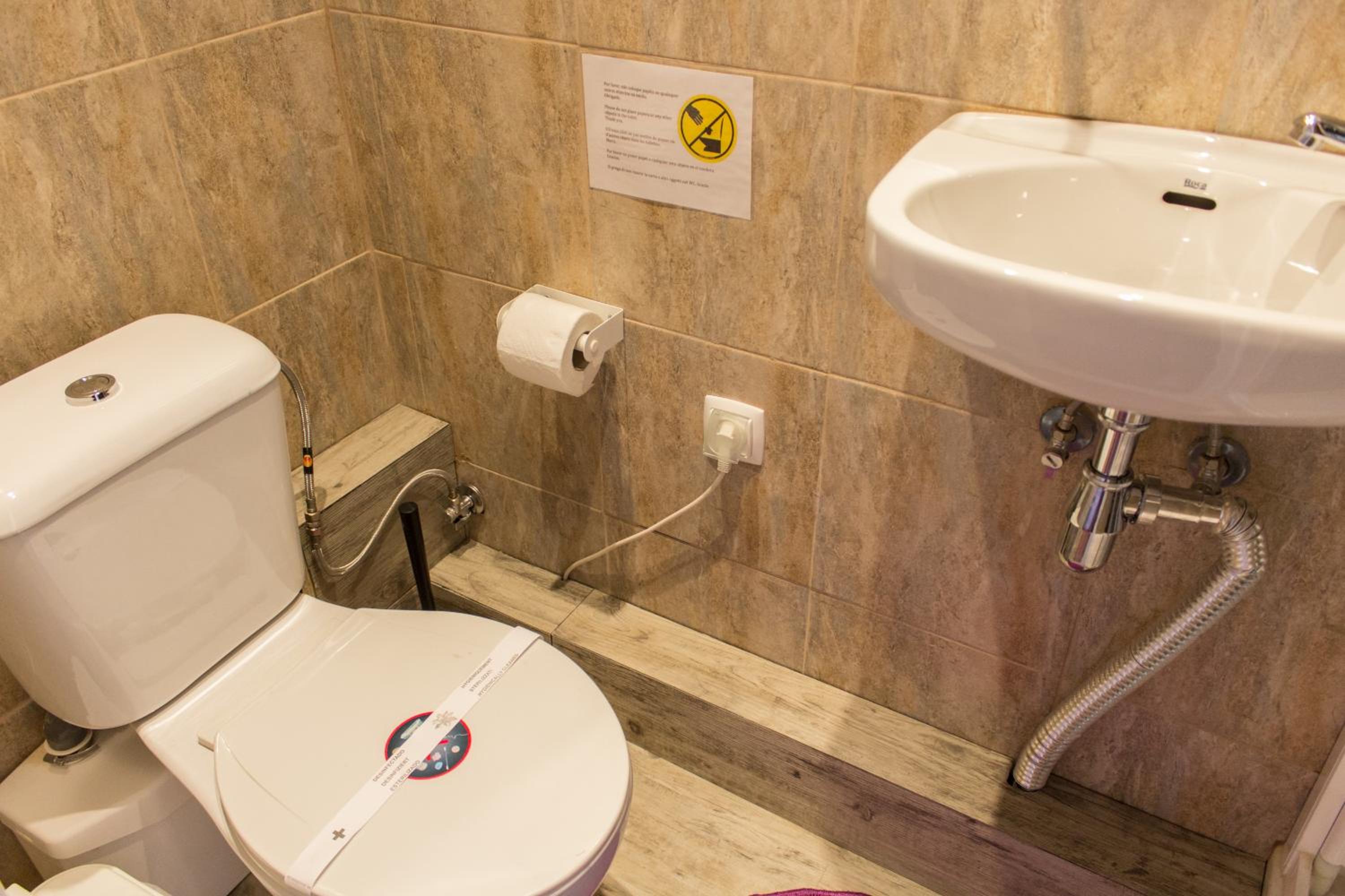Single Room with Private Bathroom photo 2