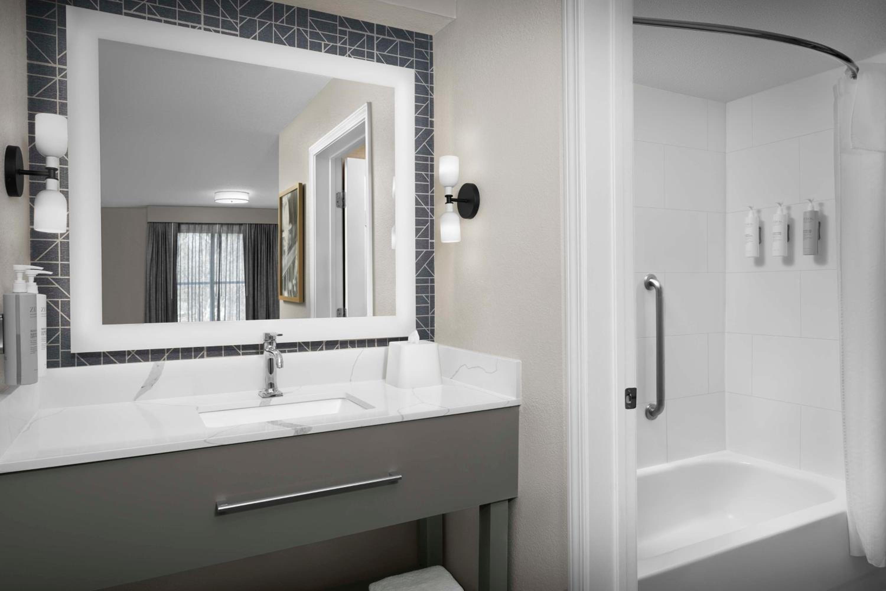 One-Bedroom Queen Suite with Two Queen Beds - Photo 3