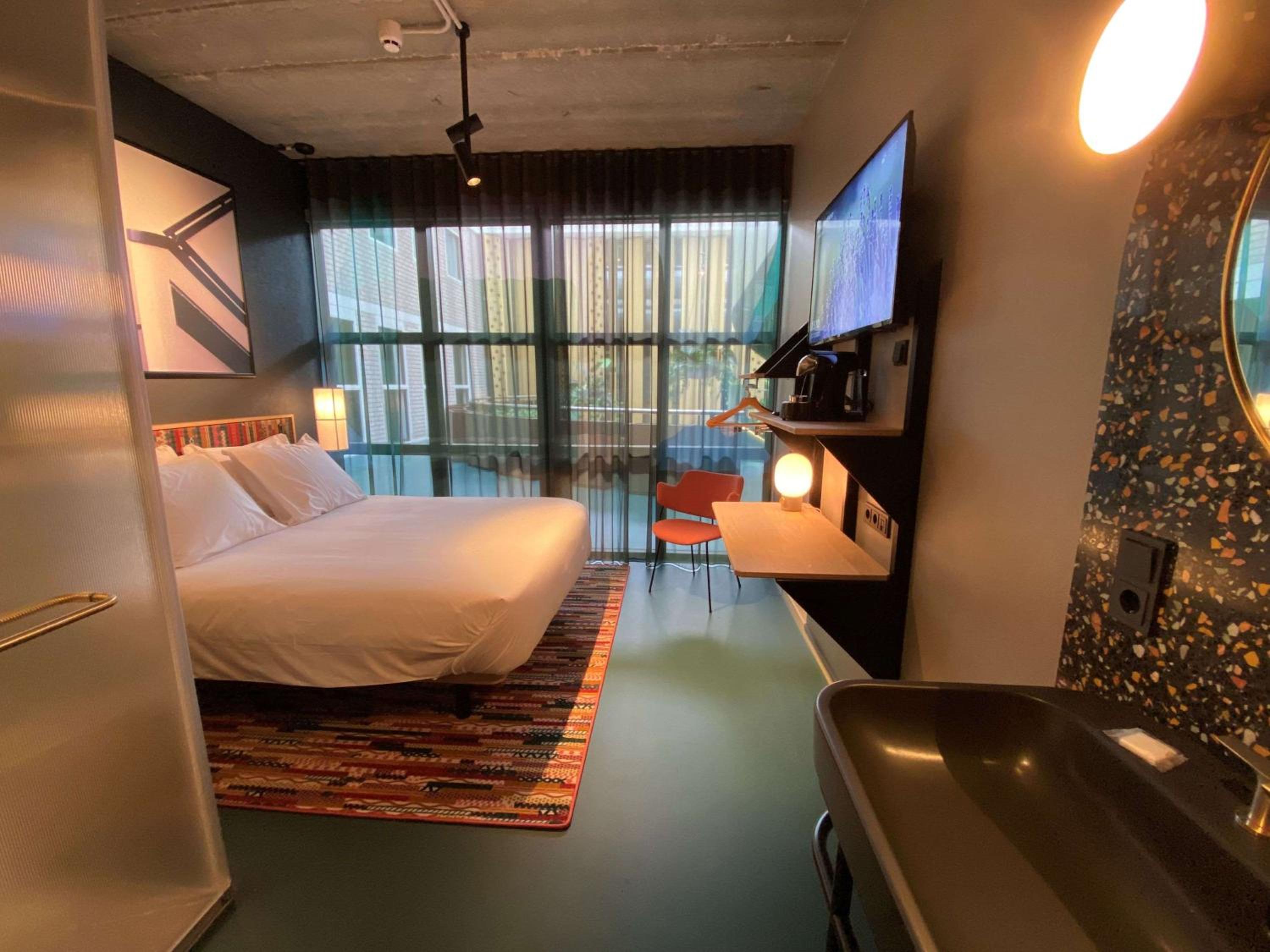 Cozy Queen Room with Atrium View - Non-Smoking - Photo 1