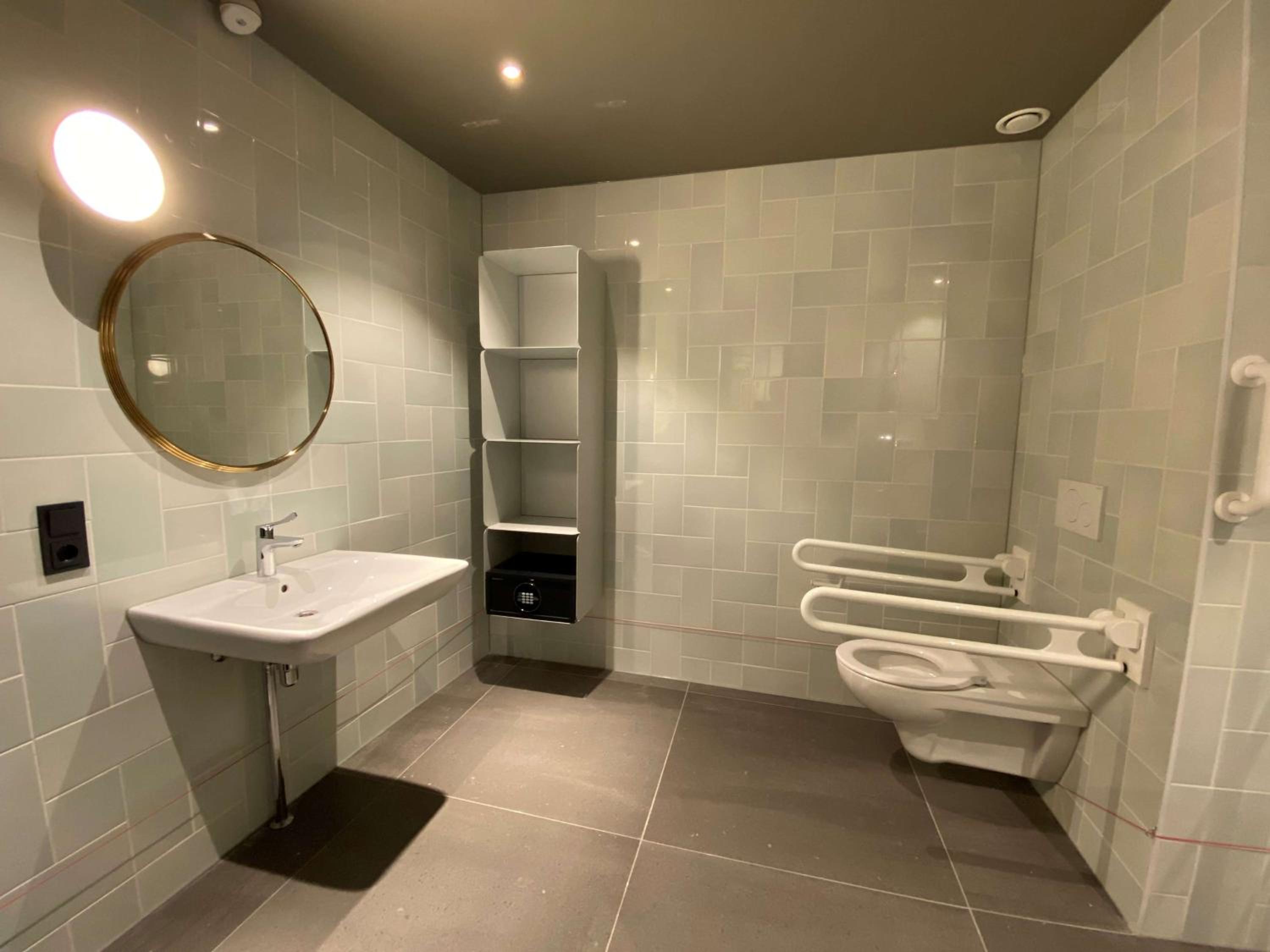 Standard Queen Room with Roll-In Shower - Disability/Non-Smoking - Photo 2
