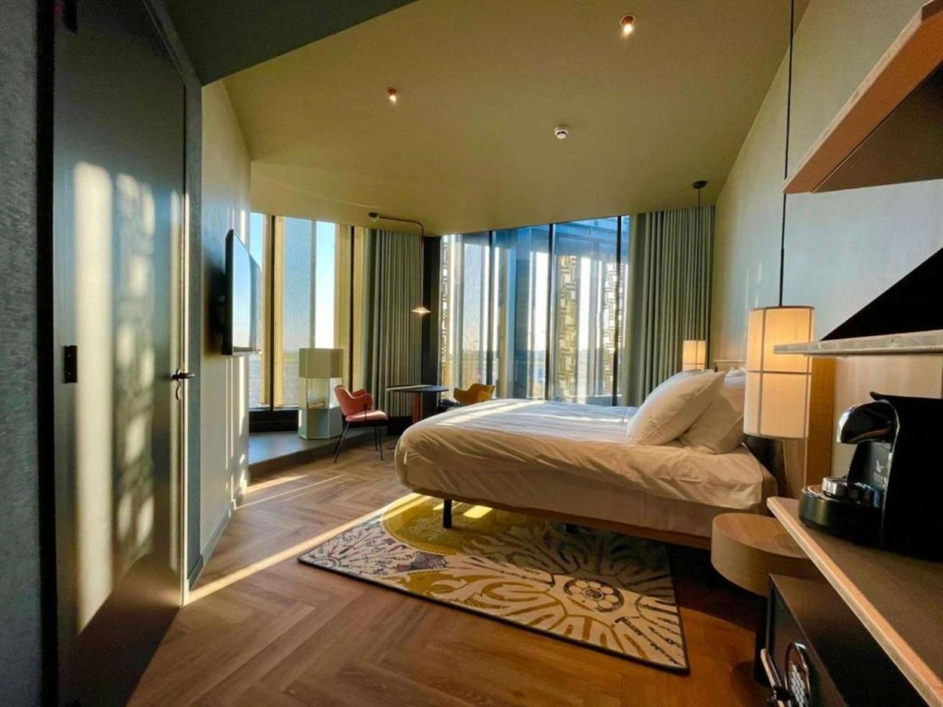 Deluxe King Room - Non-Smoking - Photo 1