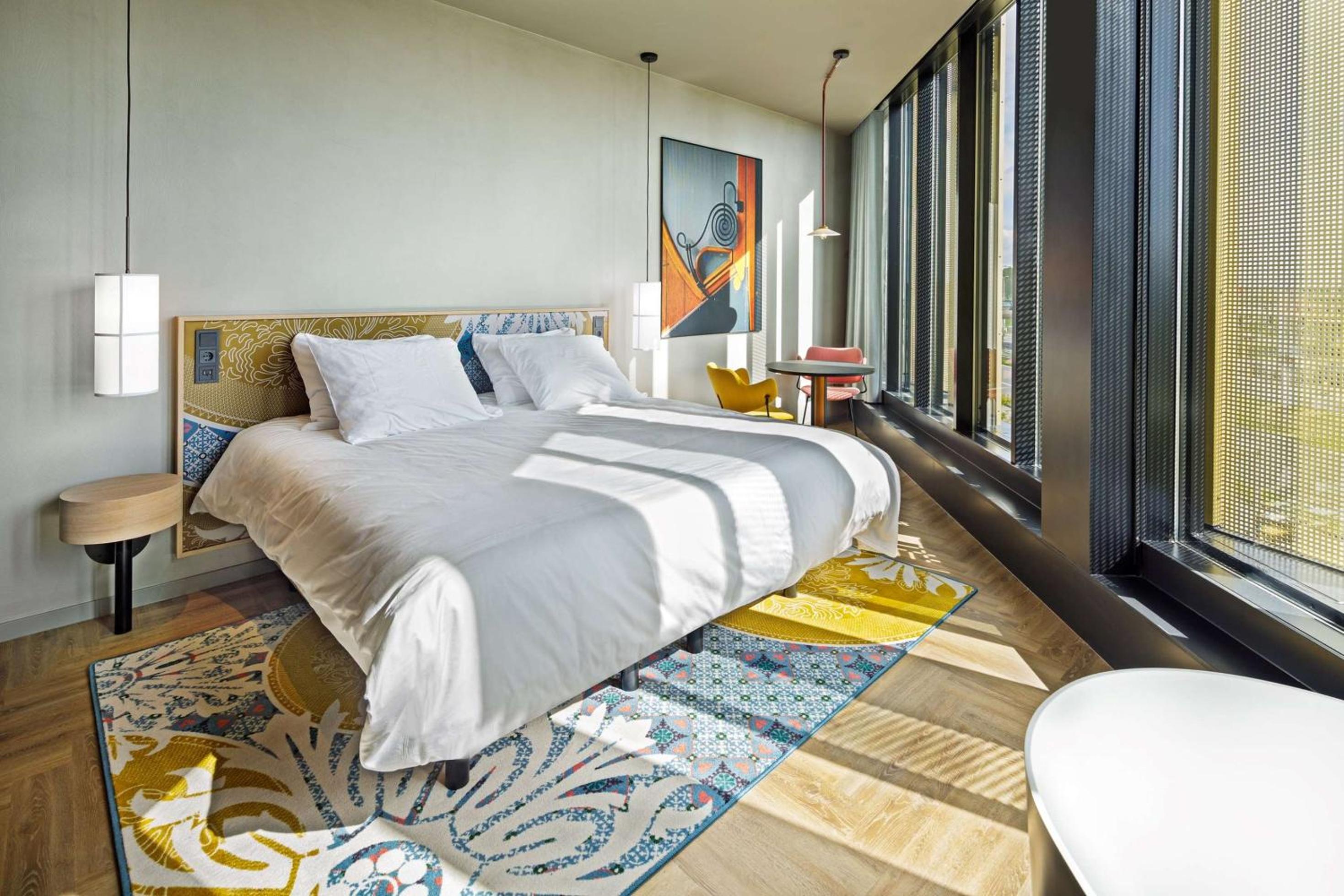 Deluxe King Room with Bath Tub - Non-Smoking - Photo 2