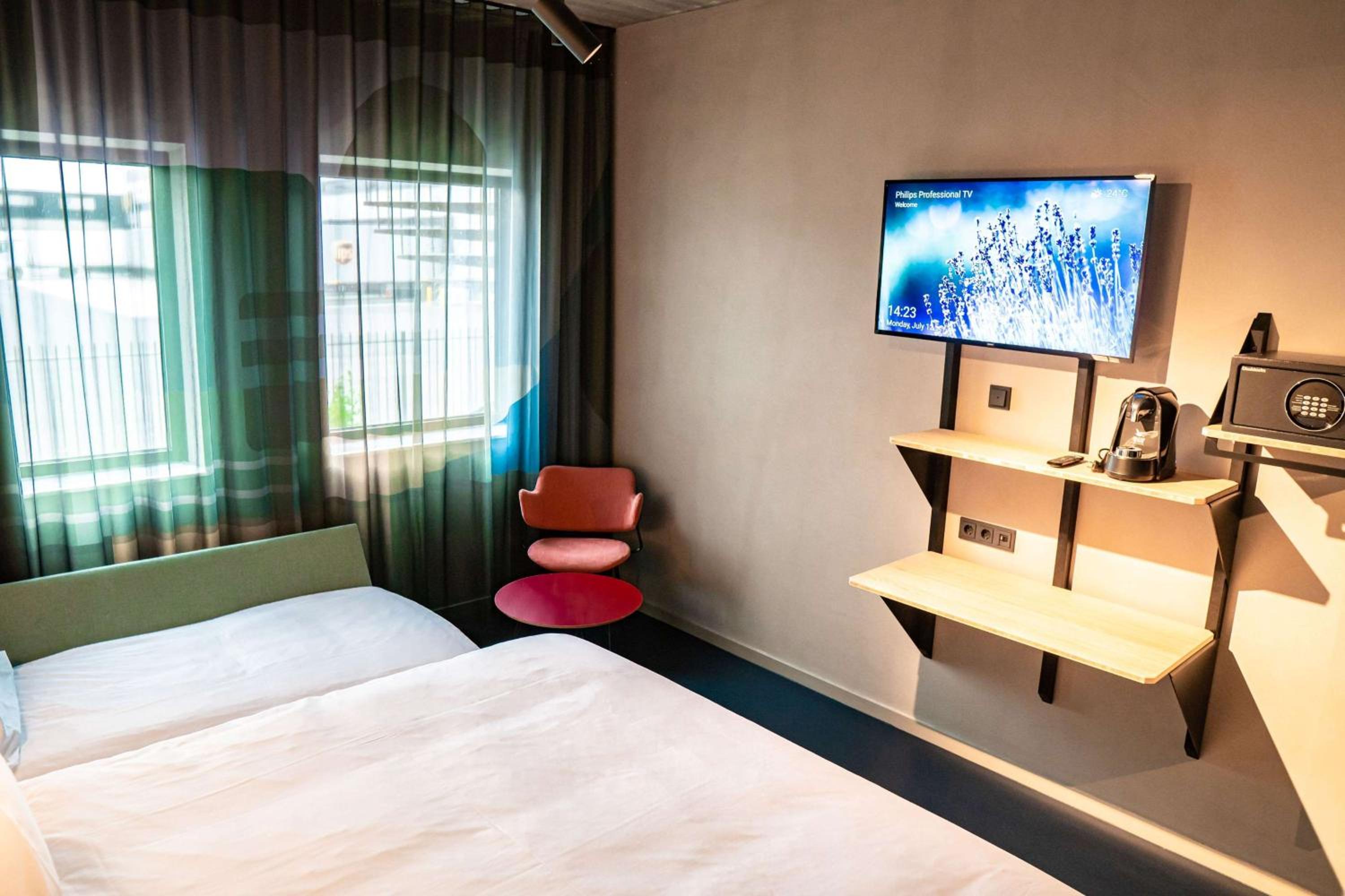 Standard King Room with Sofa Bed - Non-Smoking - Photo 2
