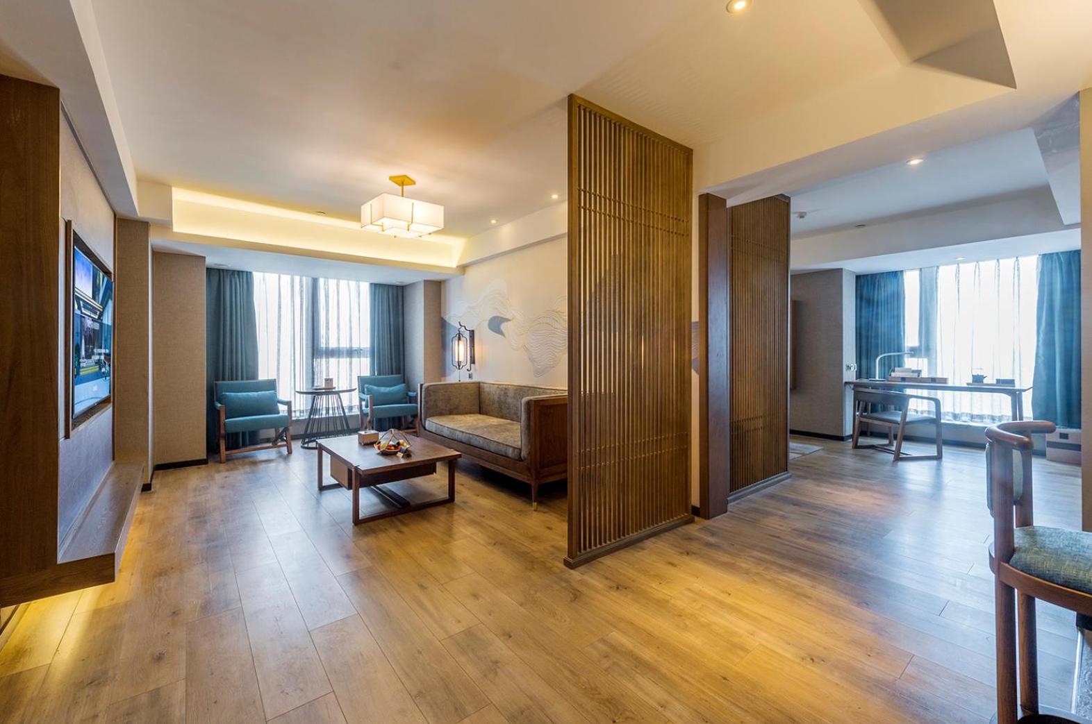 Suite with Street View photo 2
