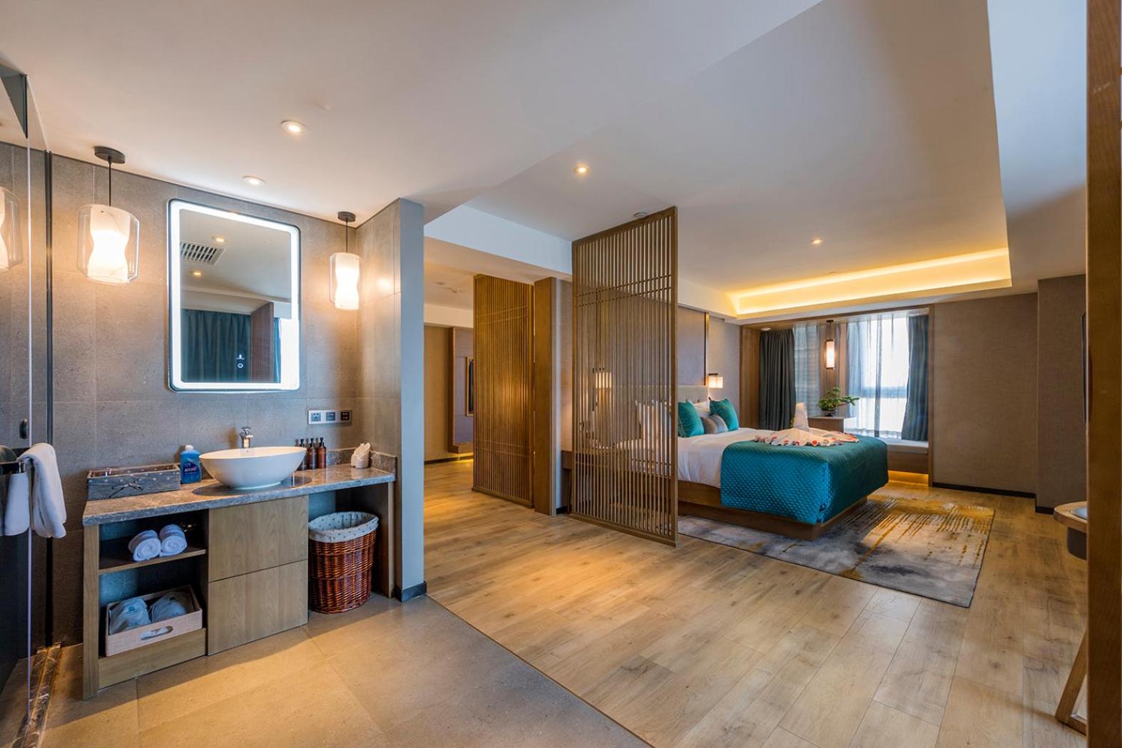 Suite with Street View photo 3