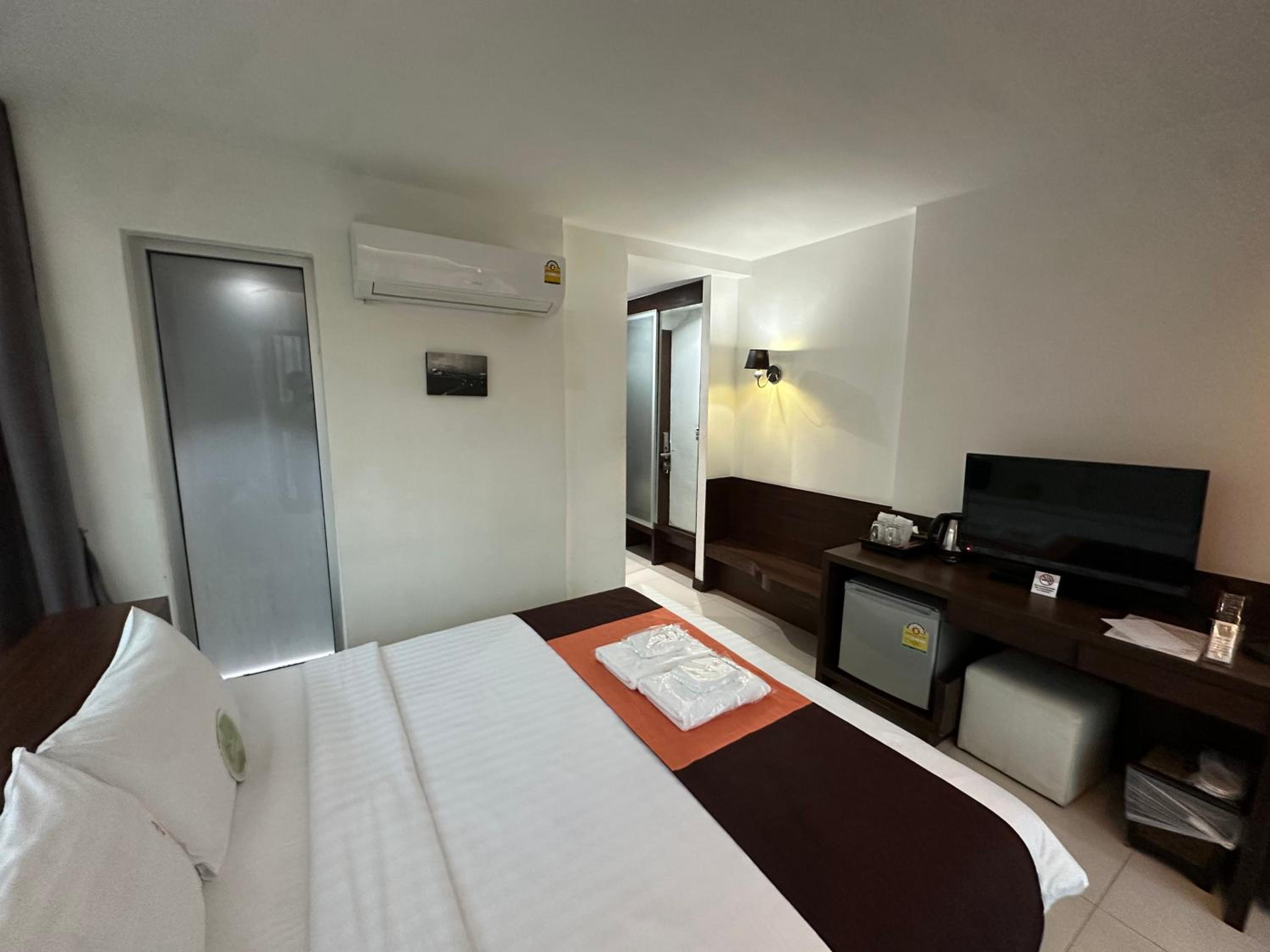 Deluxe King Room photo 2