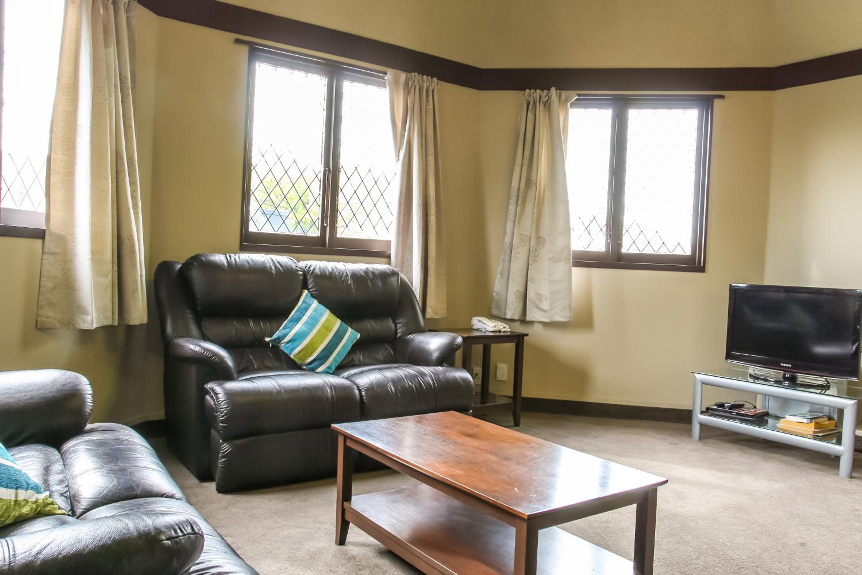 One-Bedroom Apartment - Photo 2