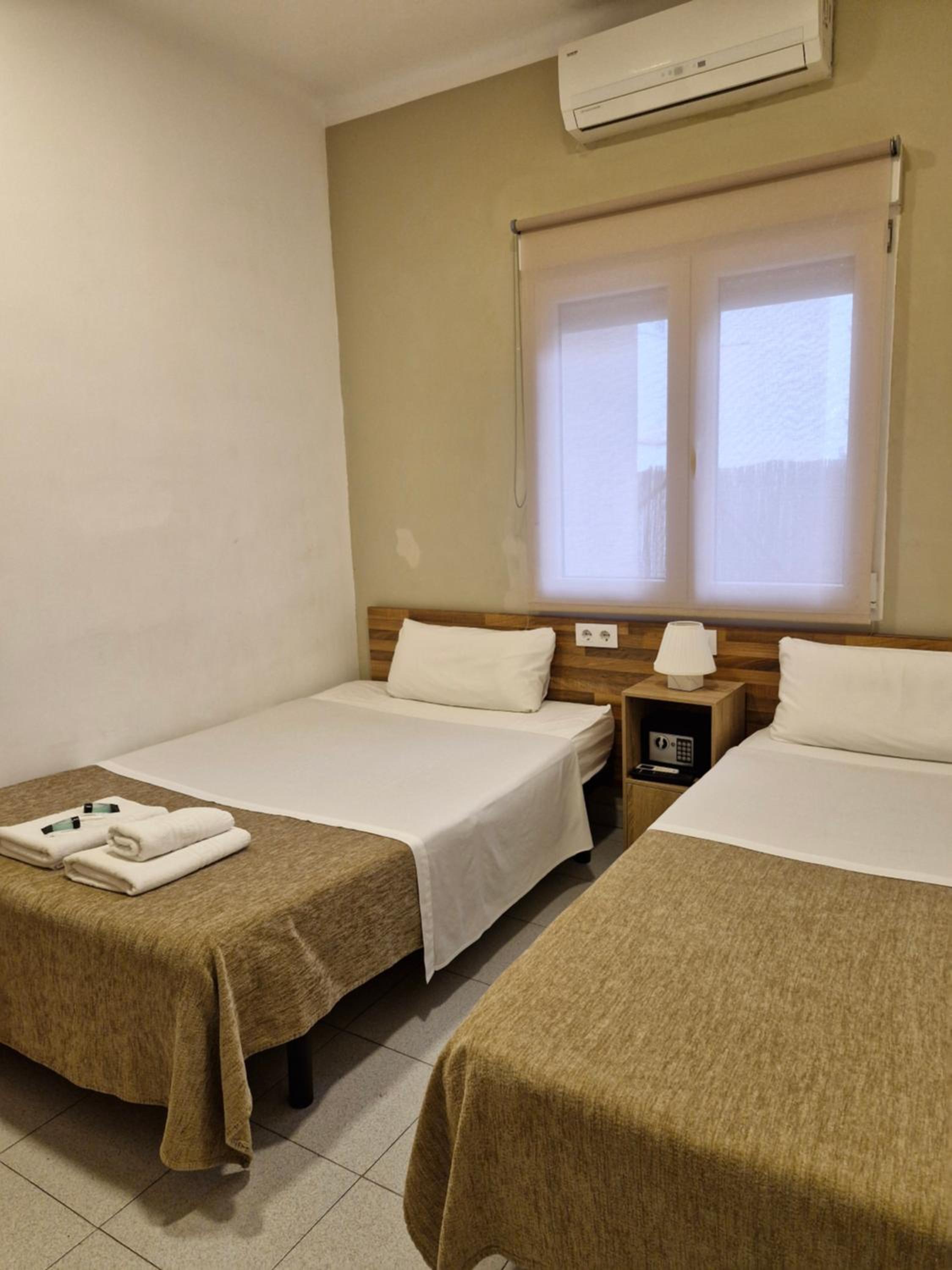 Twin Room with Private Bathroom photo 3