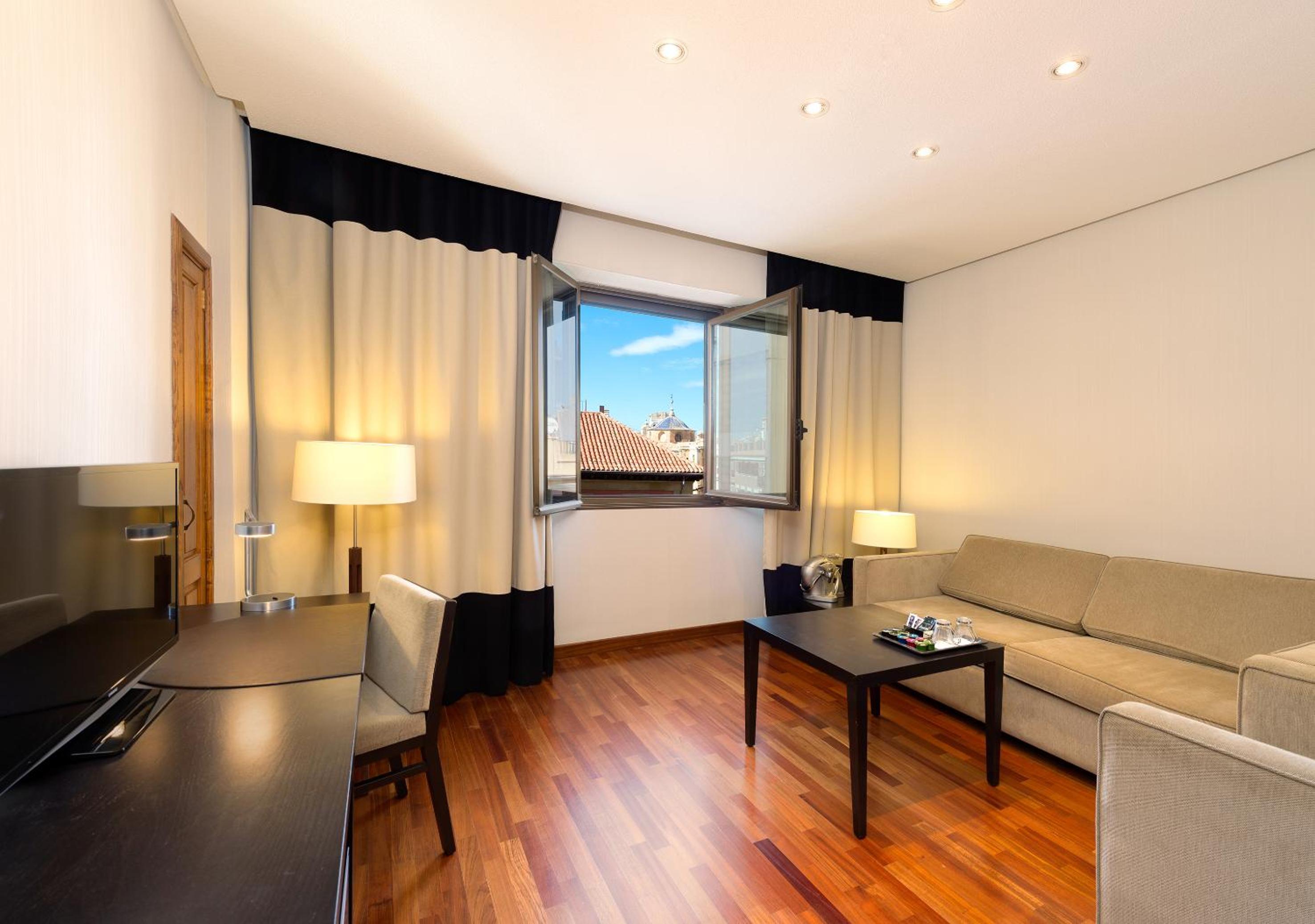 Suite - Photo 2