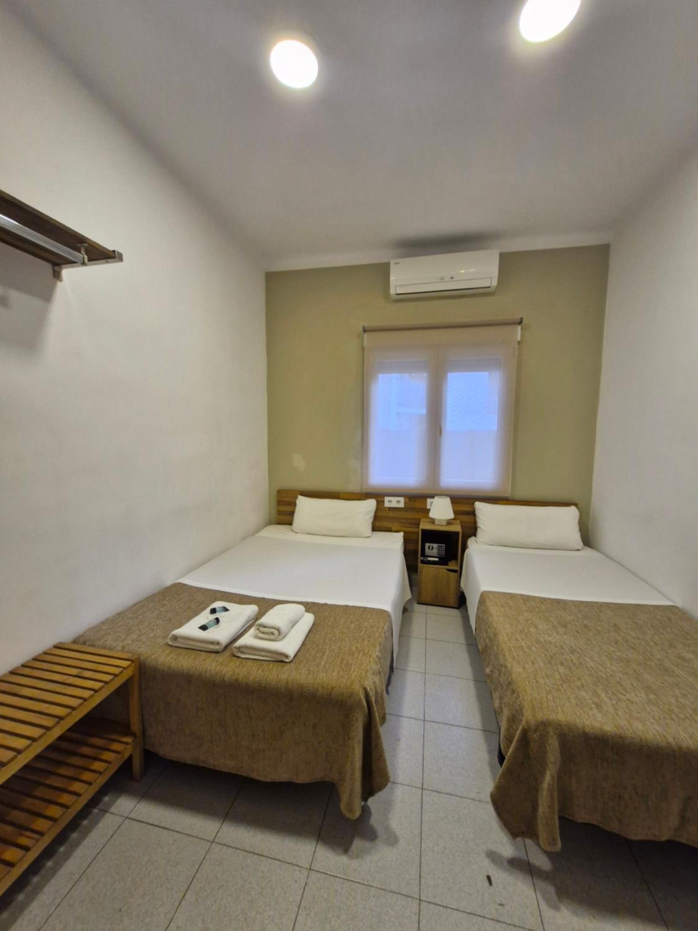 Twin Room with Shared Bathroom photo 3