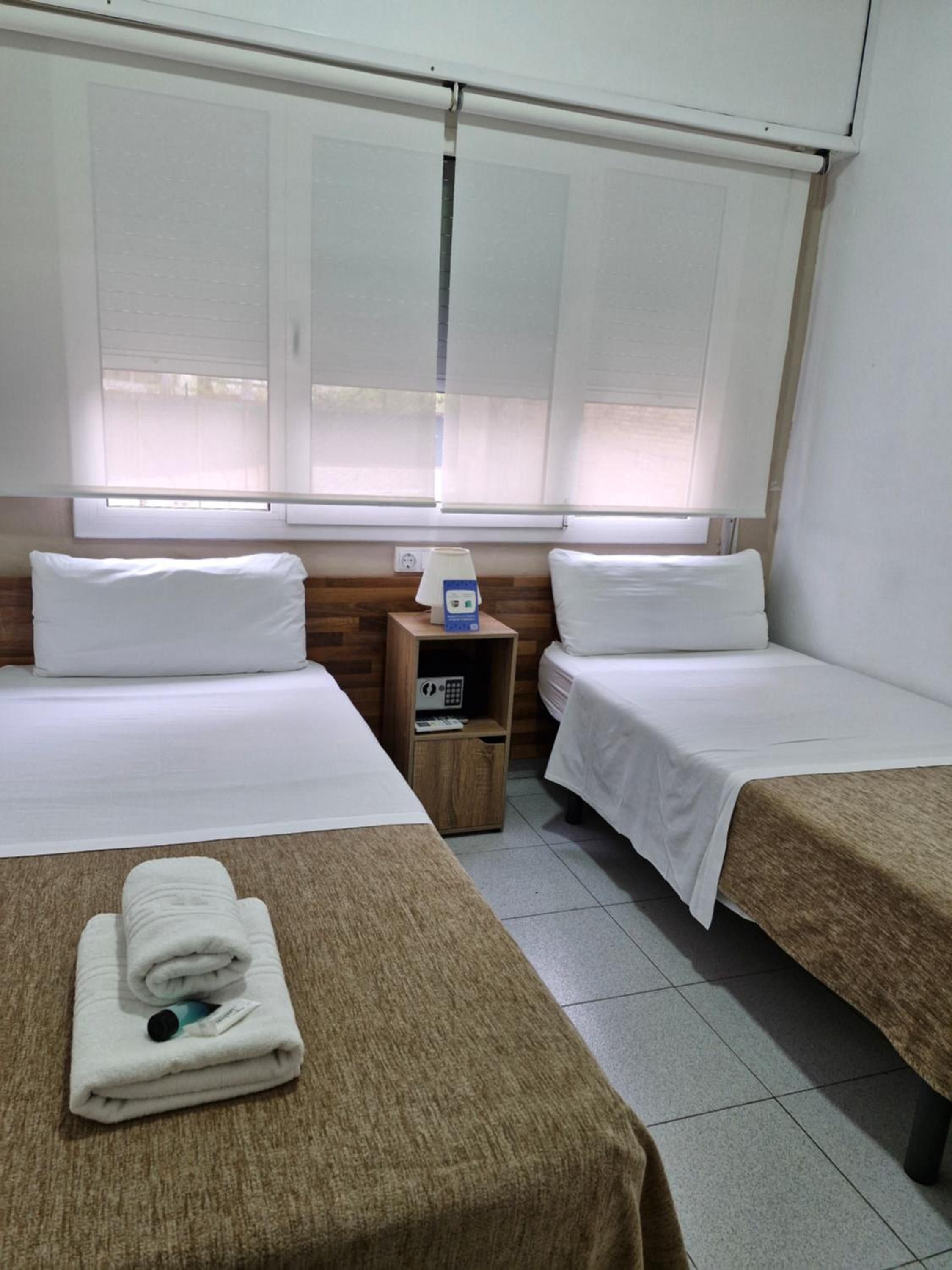 Twin Room with Shared Bathroom photo 2