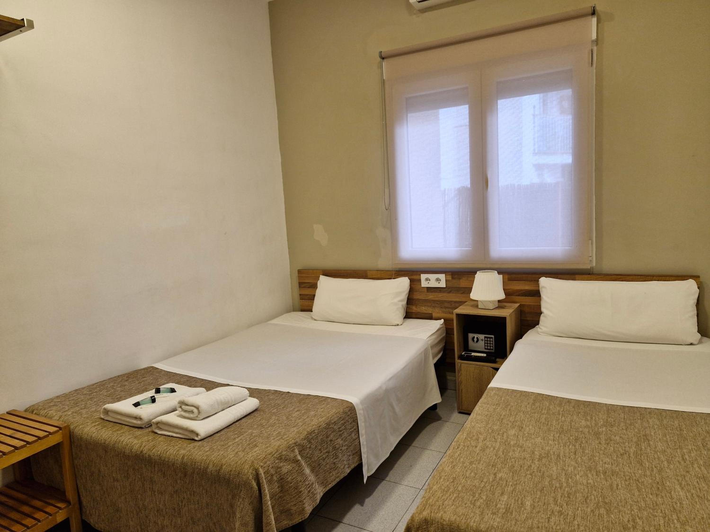 Twin Room with Shared Bathroom photo 3