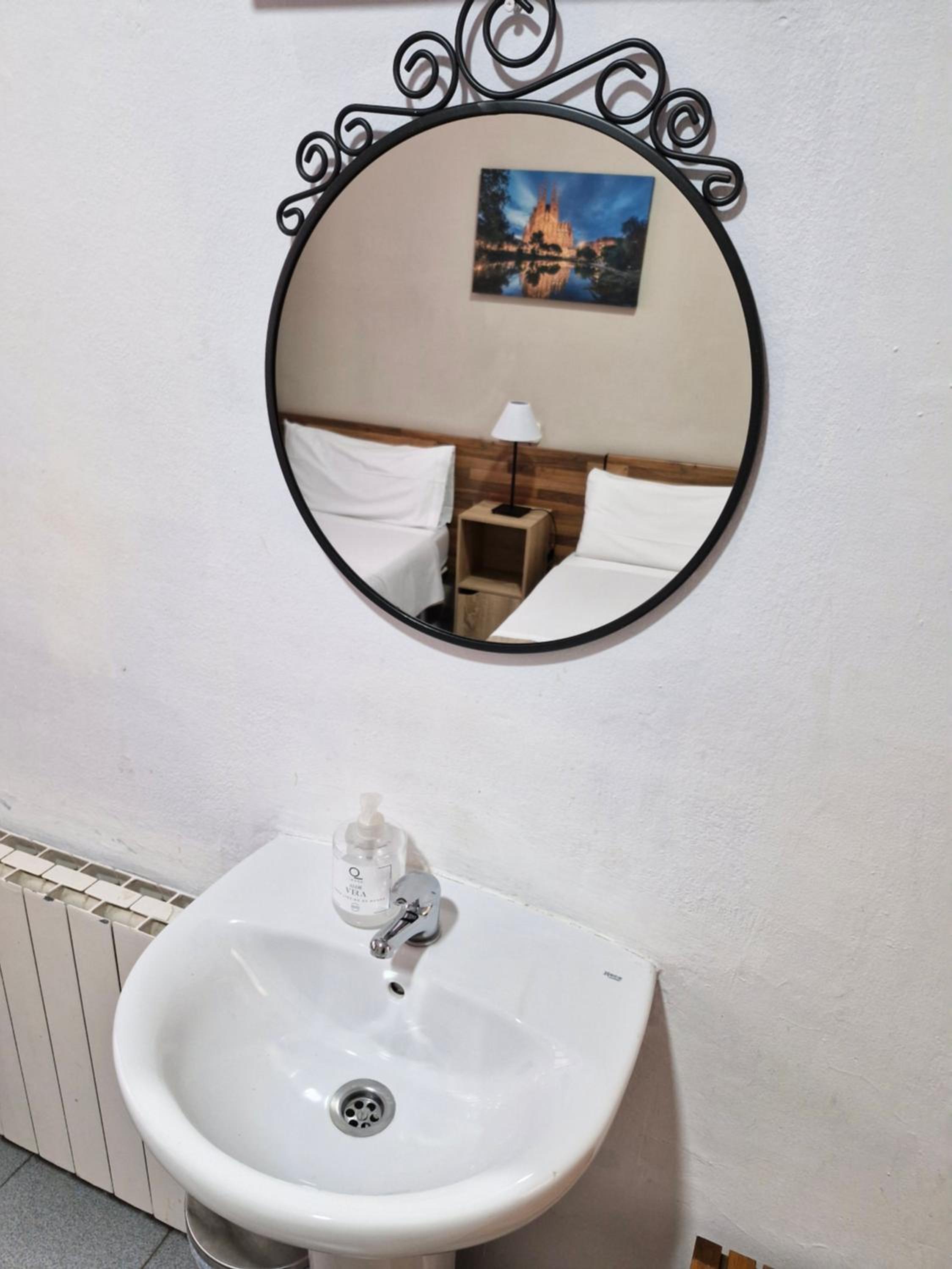 Twin Room with Private Bathroom photo 2