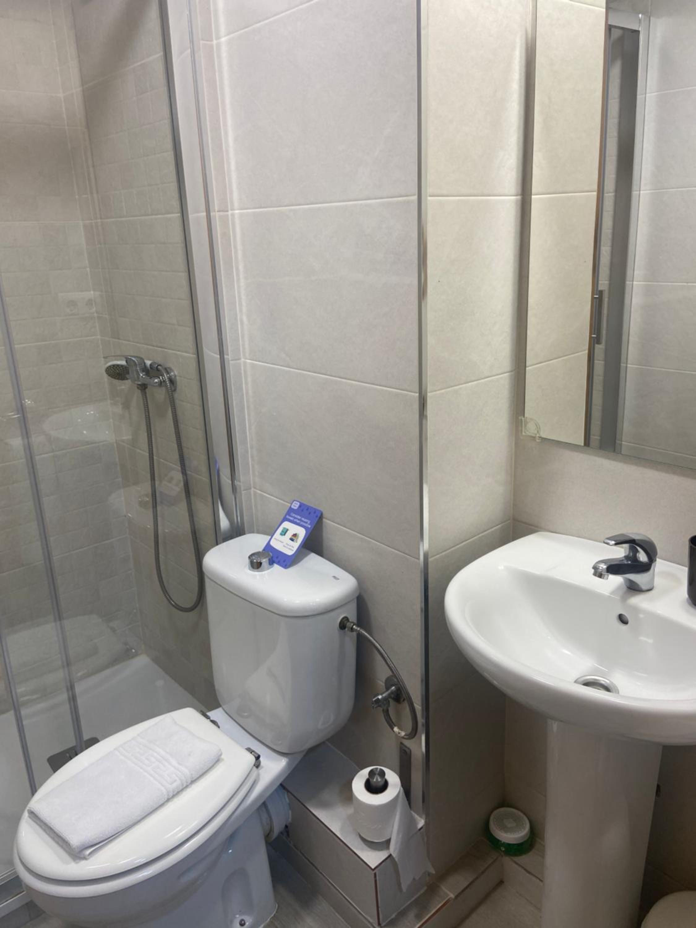 Twin Room with Private Bathroom photo 1