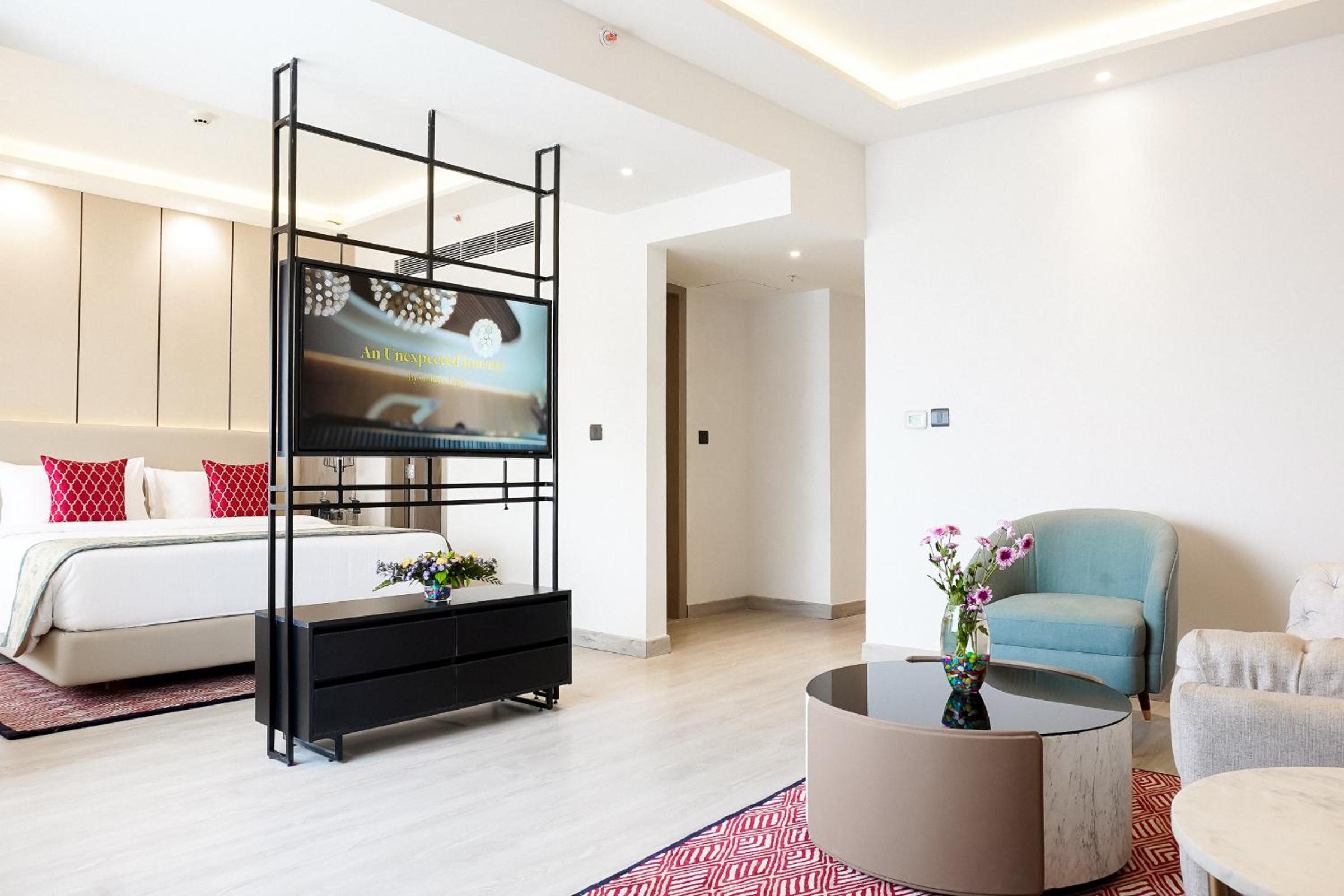 Junior King Suite with Premium Wing and 20% discount on Food, Spa, Beverages and Laundry | 1+1 IMFL from 3pm to 7pm - Photo 4