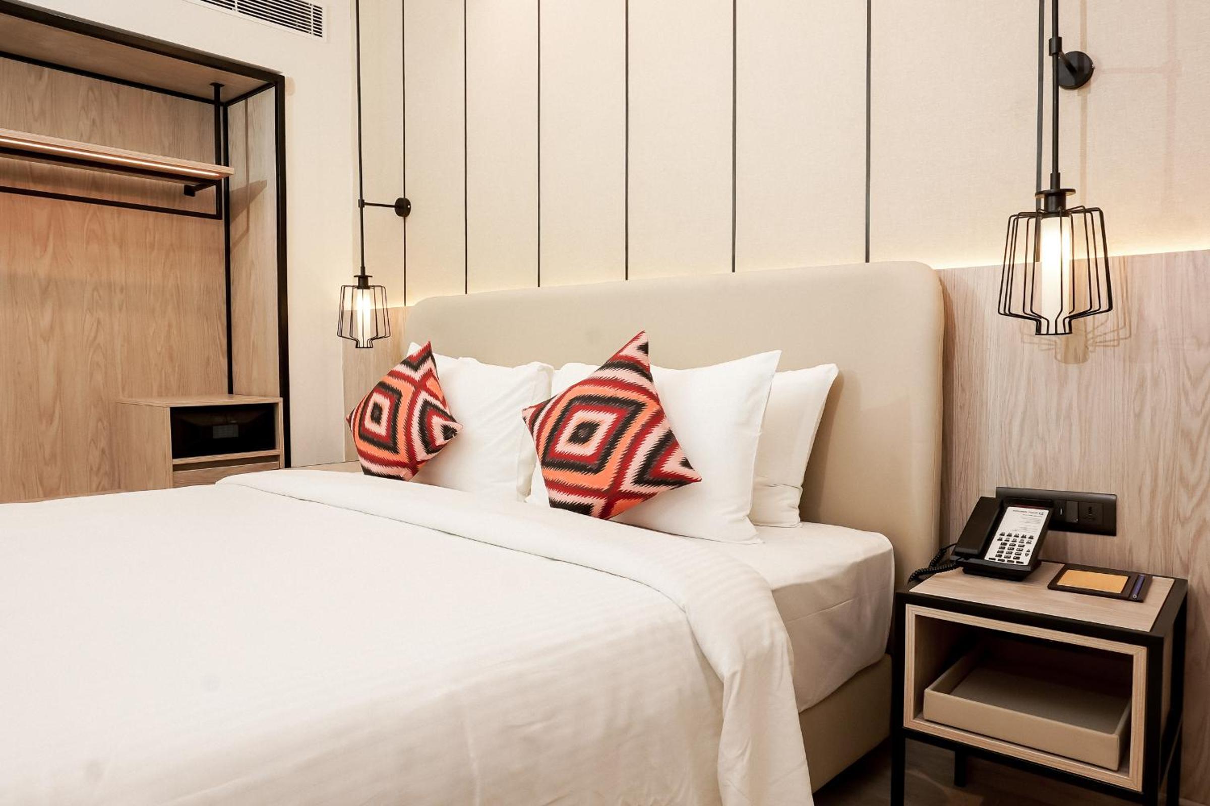 Club Premium Room with 20% discount on Food, Spa, Beverages and Laundry | 1+1 IMFL from 3pm to 7pm - Photo 3