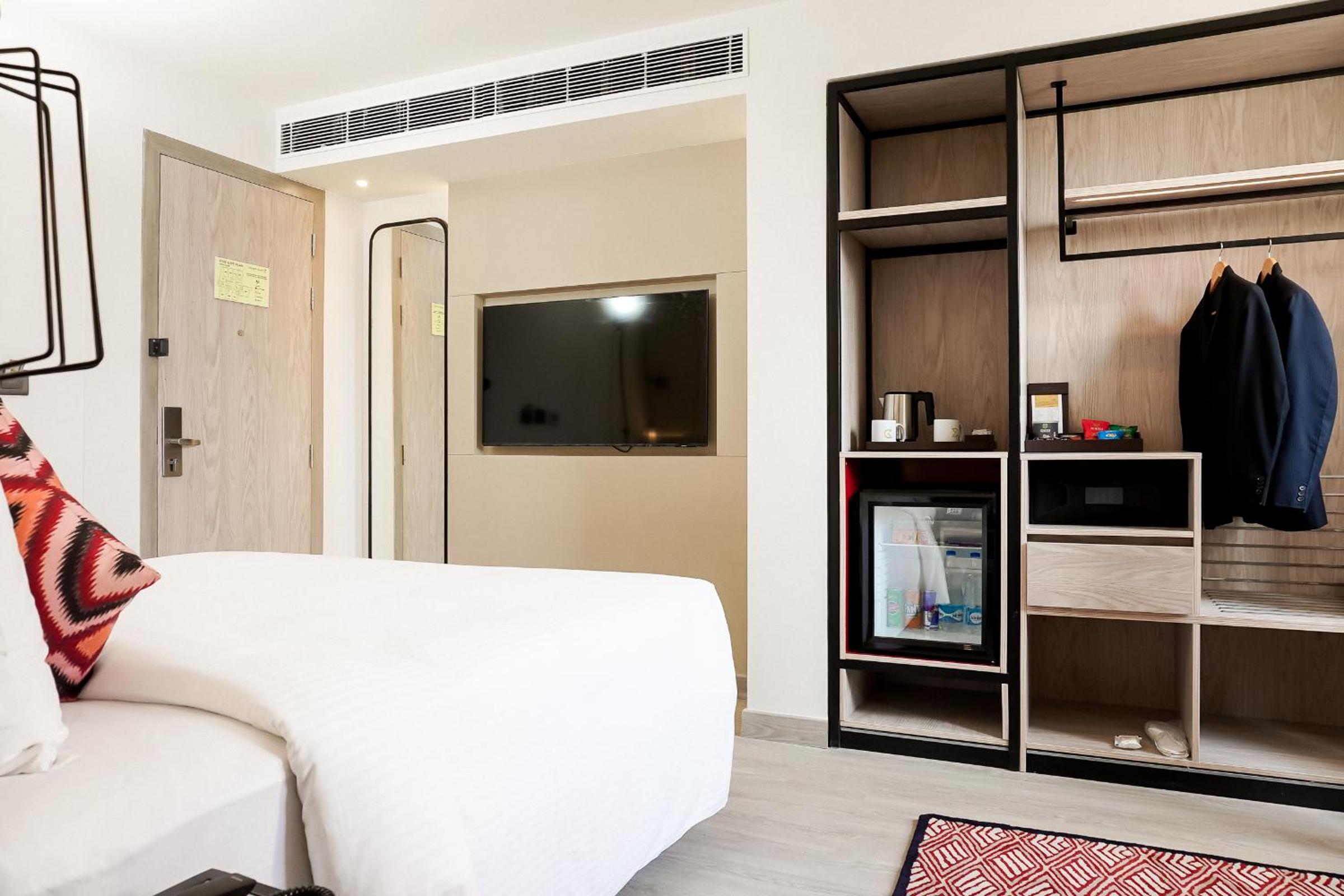 Club Premium Room with 20% discount on Food, Spa, Beverages and Laundry | 1+1 IMFL from 3pm to 7pm - Photo 2
