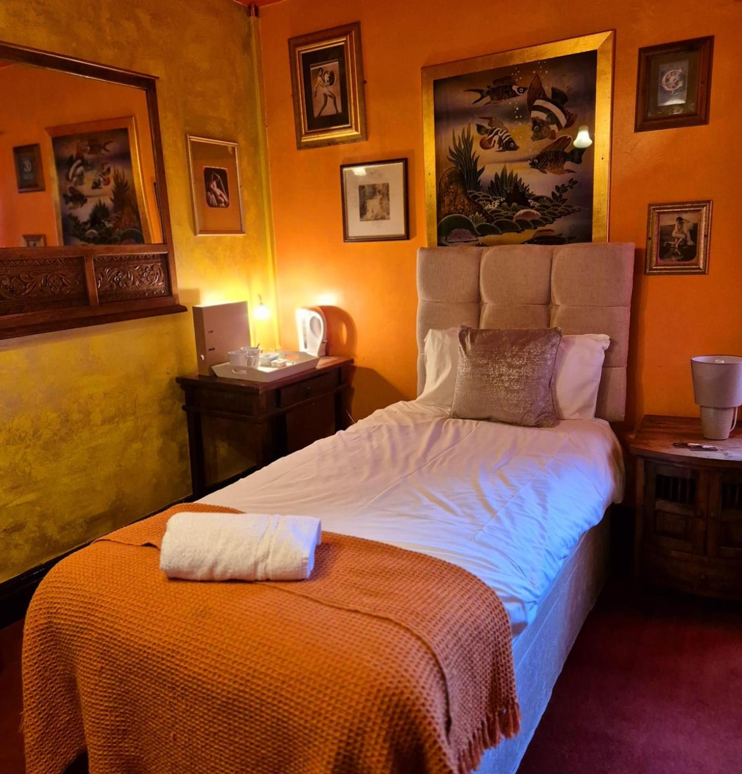 Single Room with Private Bathroom photo 3